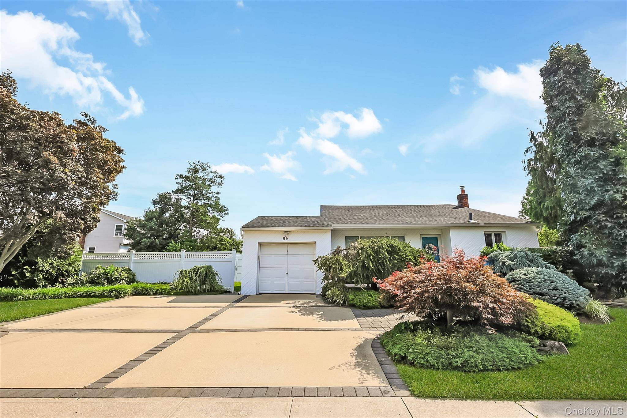 65 Graham ST, Farmingdale, NY 11735