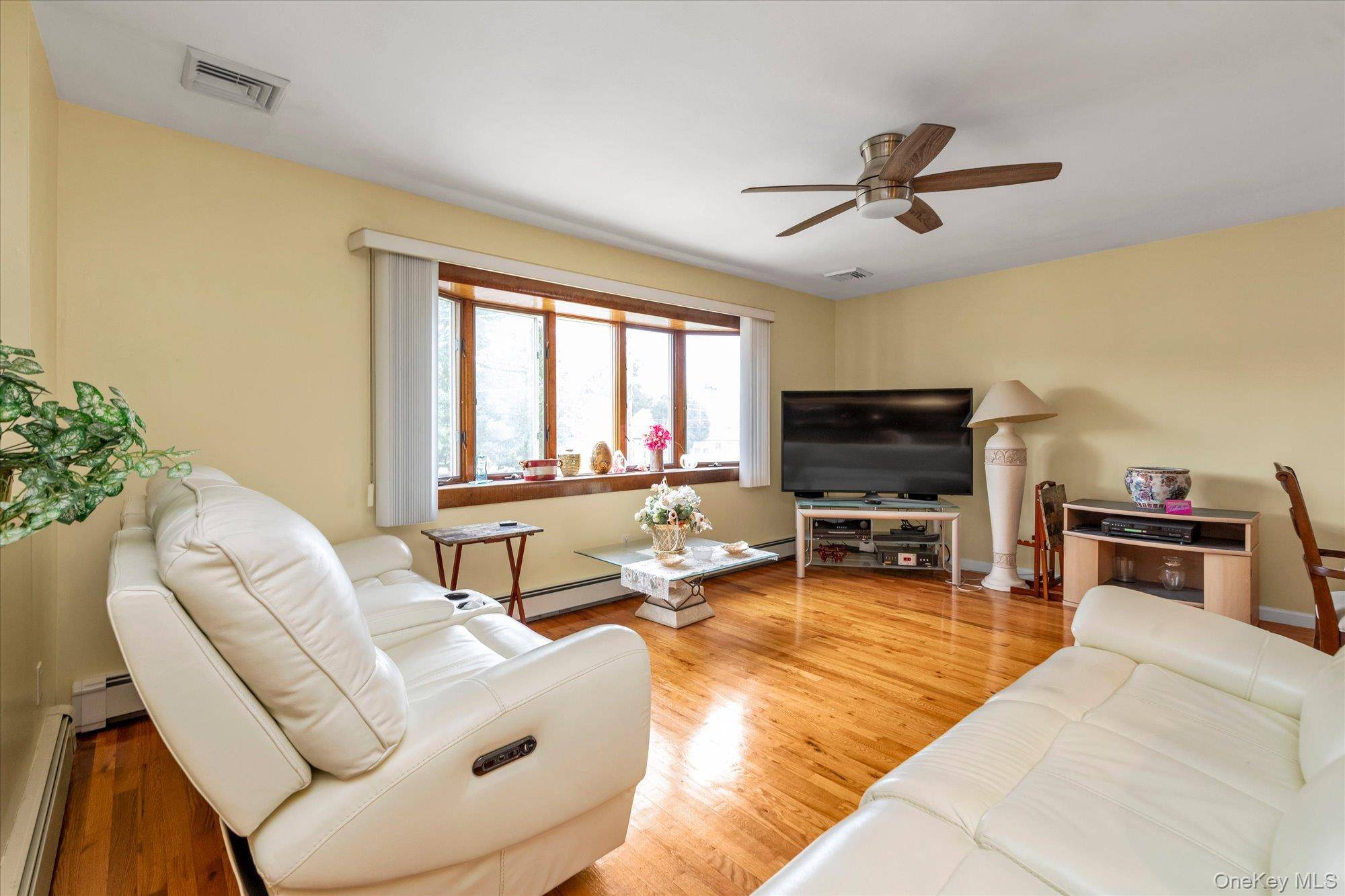 14 Edwards PL, Valley Stream, NY 11580