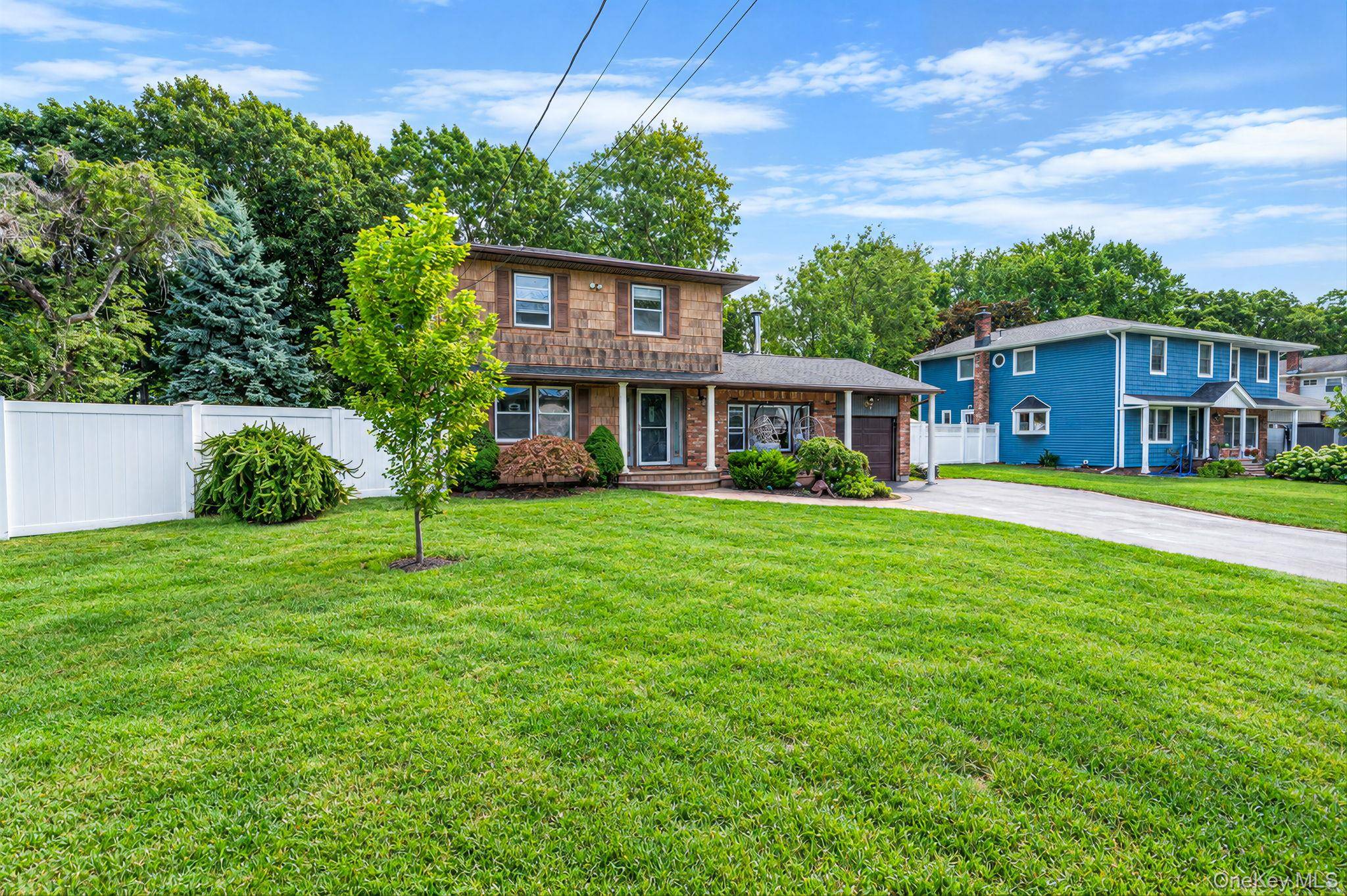 87 Wexford DR, Oakdale, NY 11769