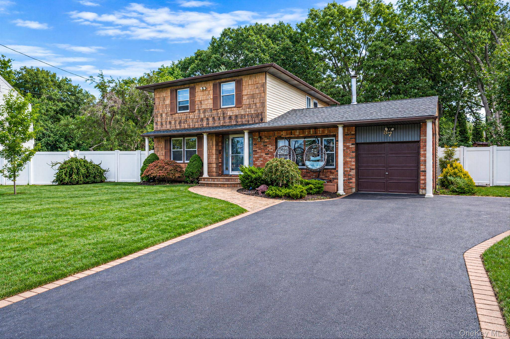 87 Wexford DR, Oakdale, NY 11769