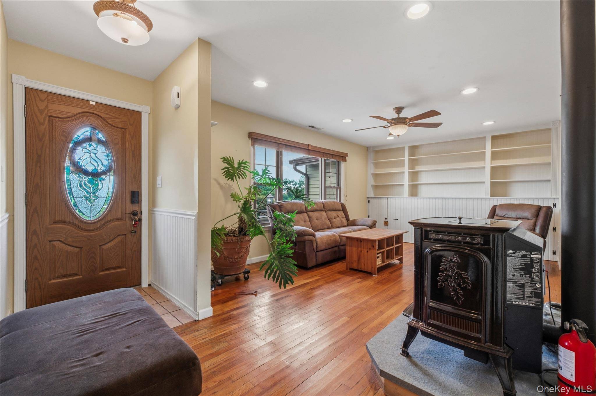 28 Hilltop DR, Mahopac, NY 10541
