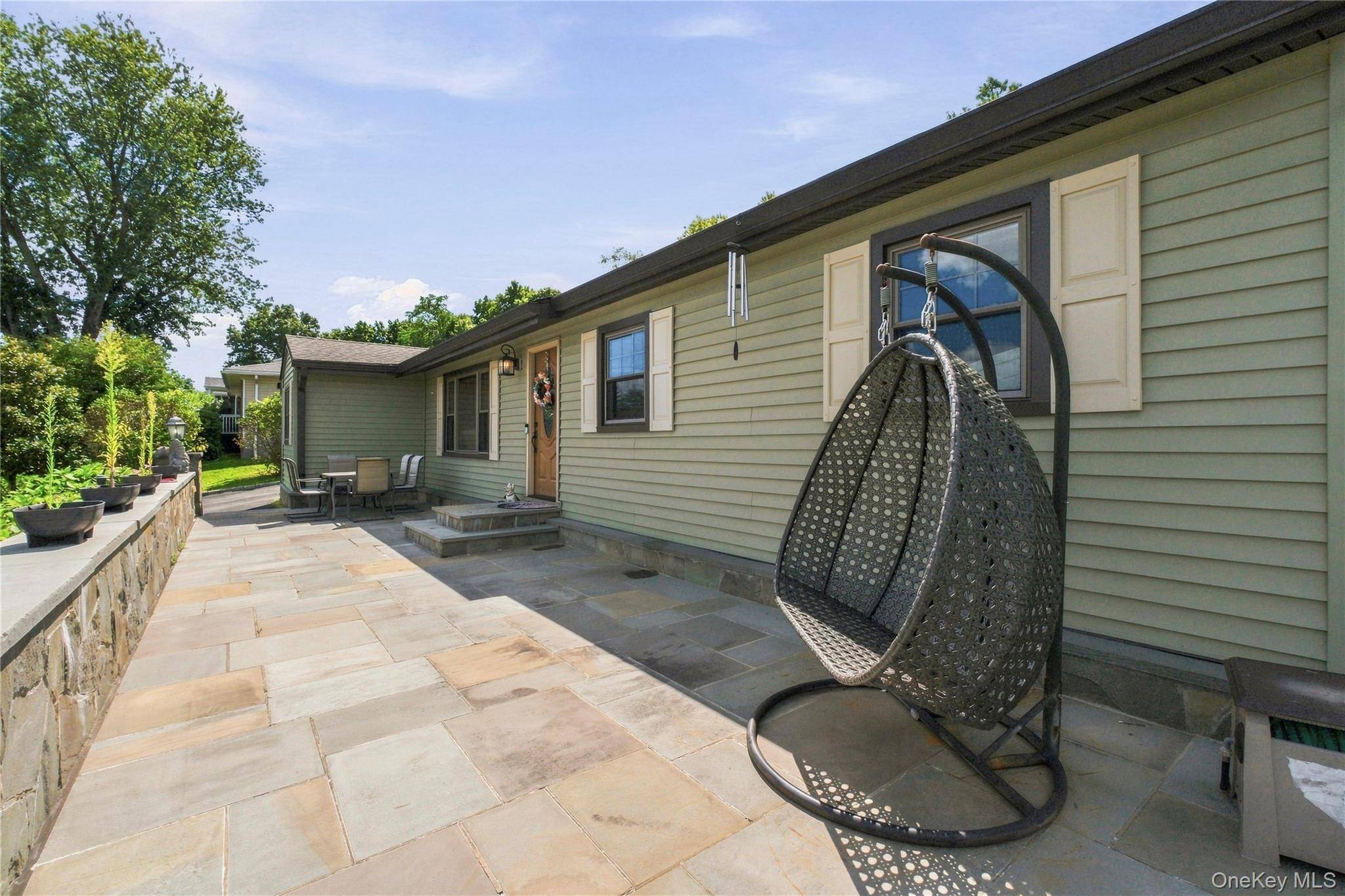 28 Hilltop DR, Mahopac, NY 10541