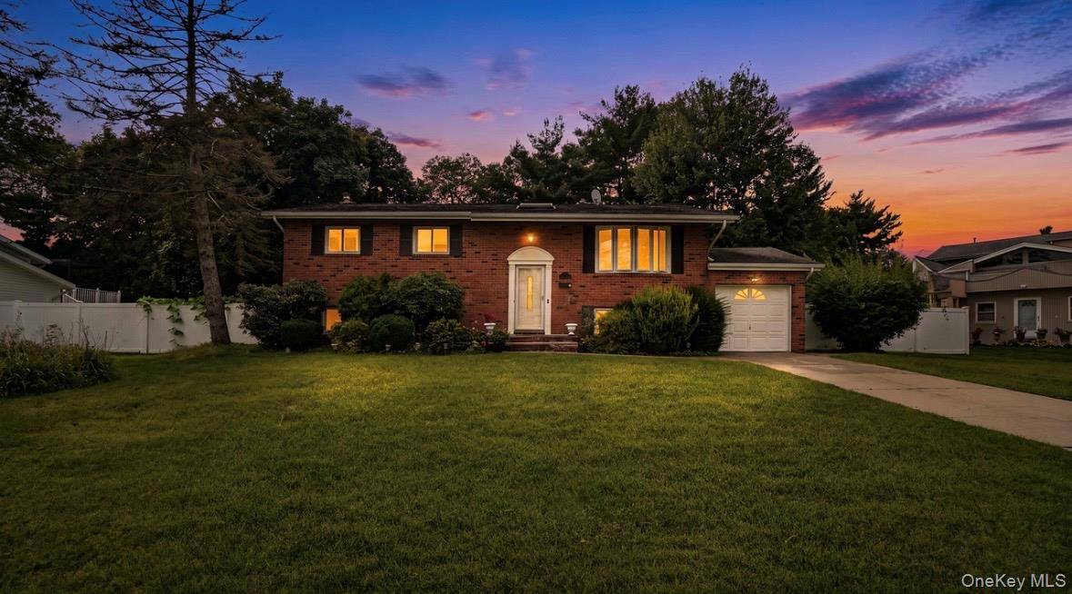 12 Bennington PL, Wheatley Heights, NY 11798