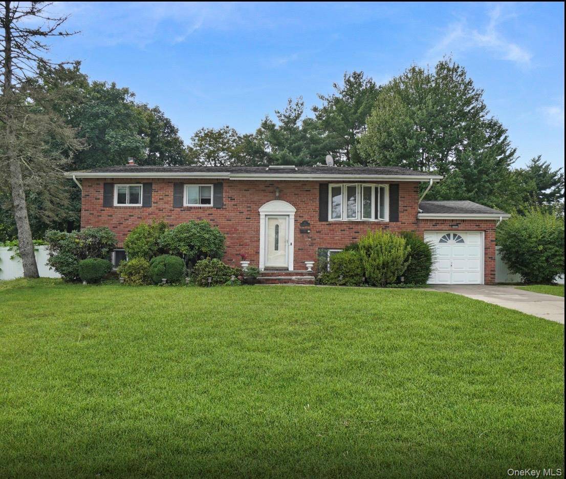 12 Bennington PL, Wheatley Heights, NY 11798
