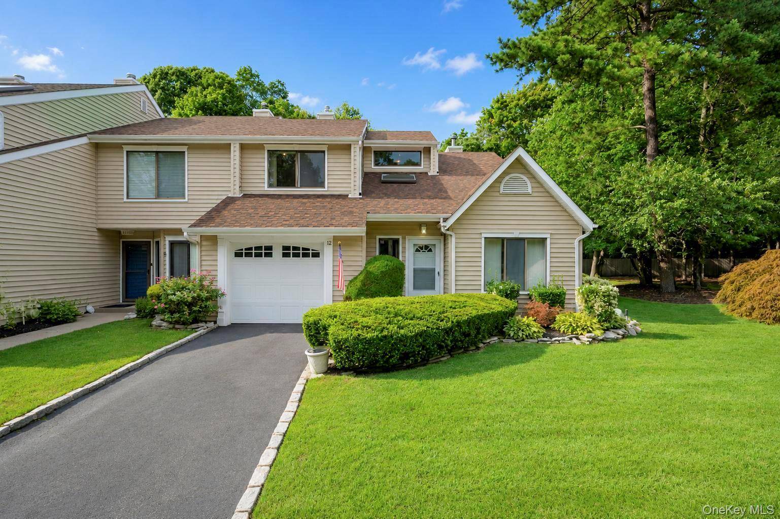 12 Hidden Pines WAY, Bohemia, NY 11716