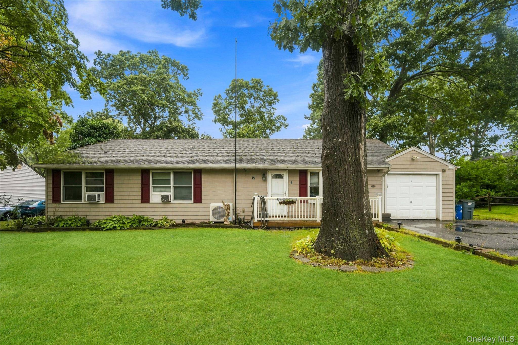 21 Lafayette AVE, Lake Grove, NY 11755