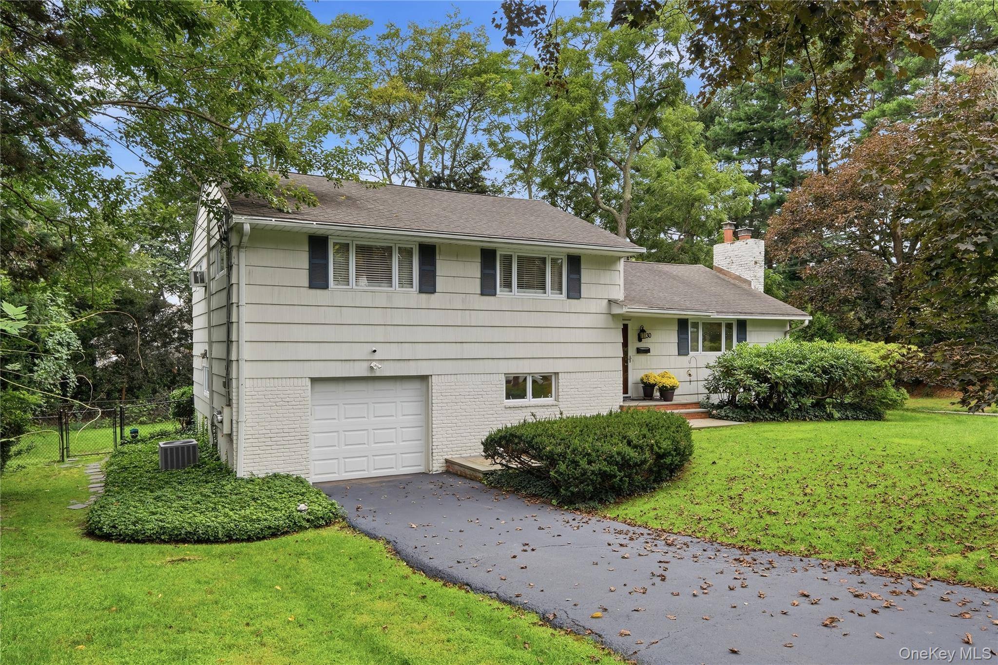 30 Oregon DR, Huntington Station, NY 11746