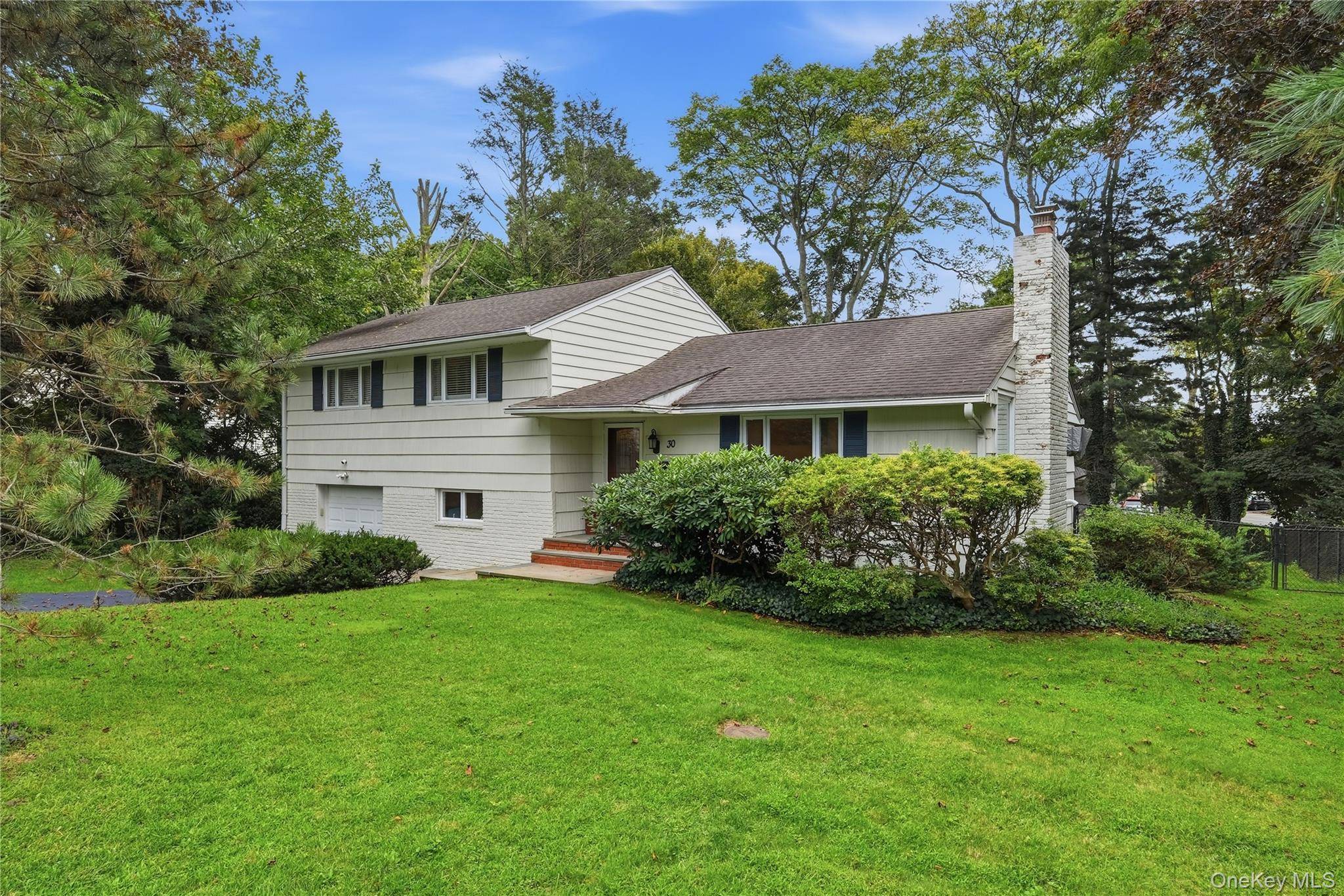 30 Oregon DR, Huntington Station, NY 11746