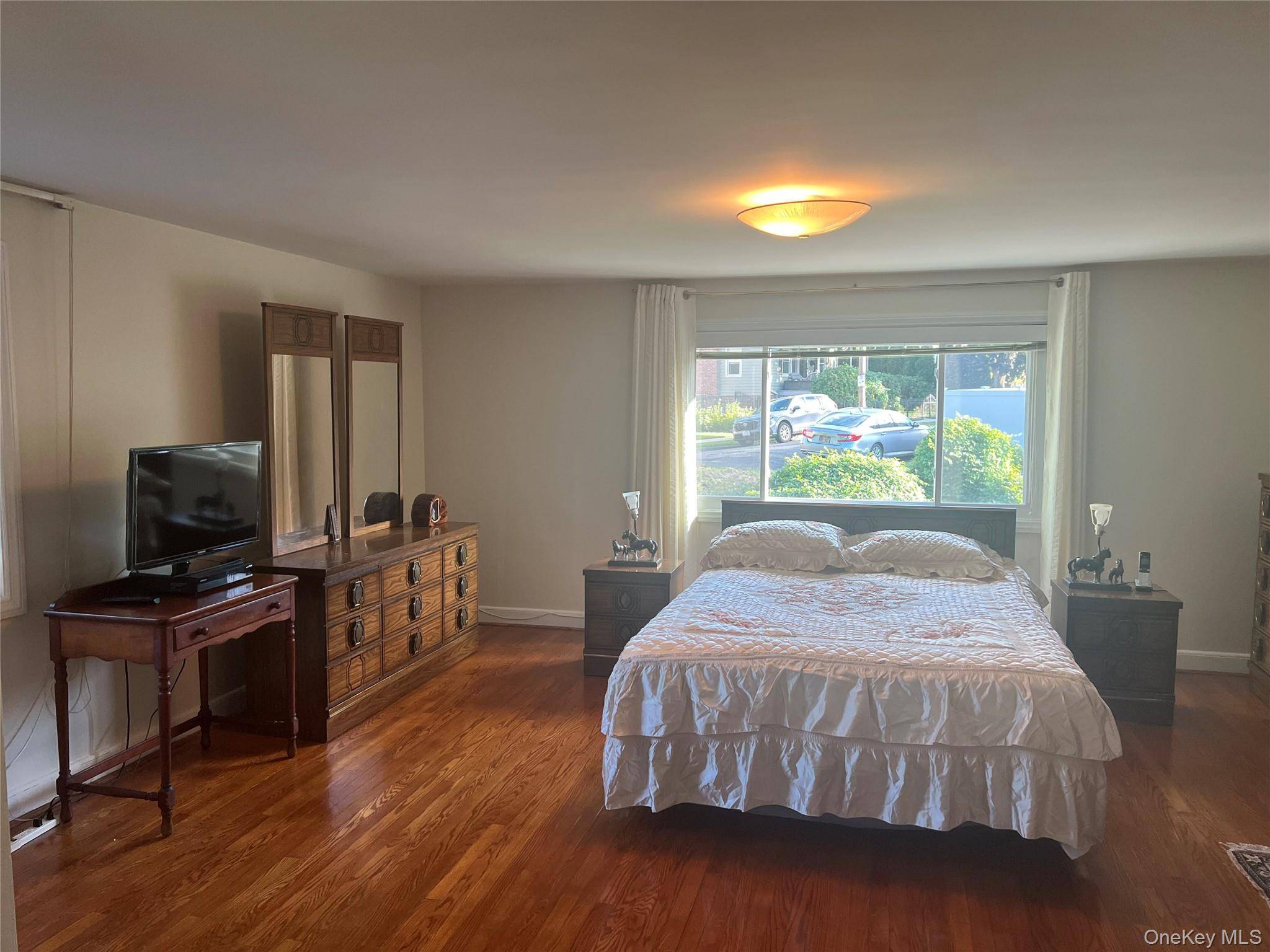 80 Roberts LN, Yonkers, NY 10701
