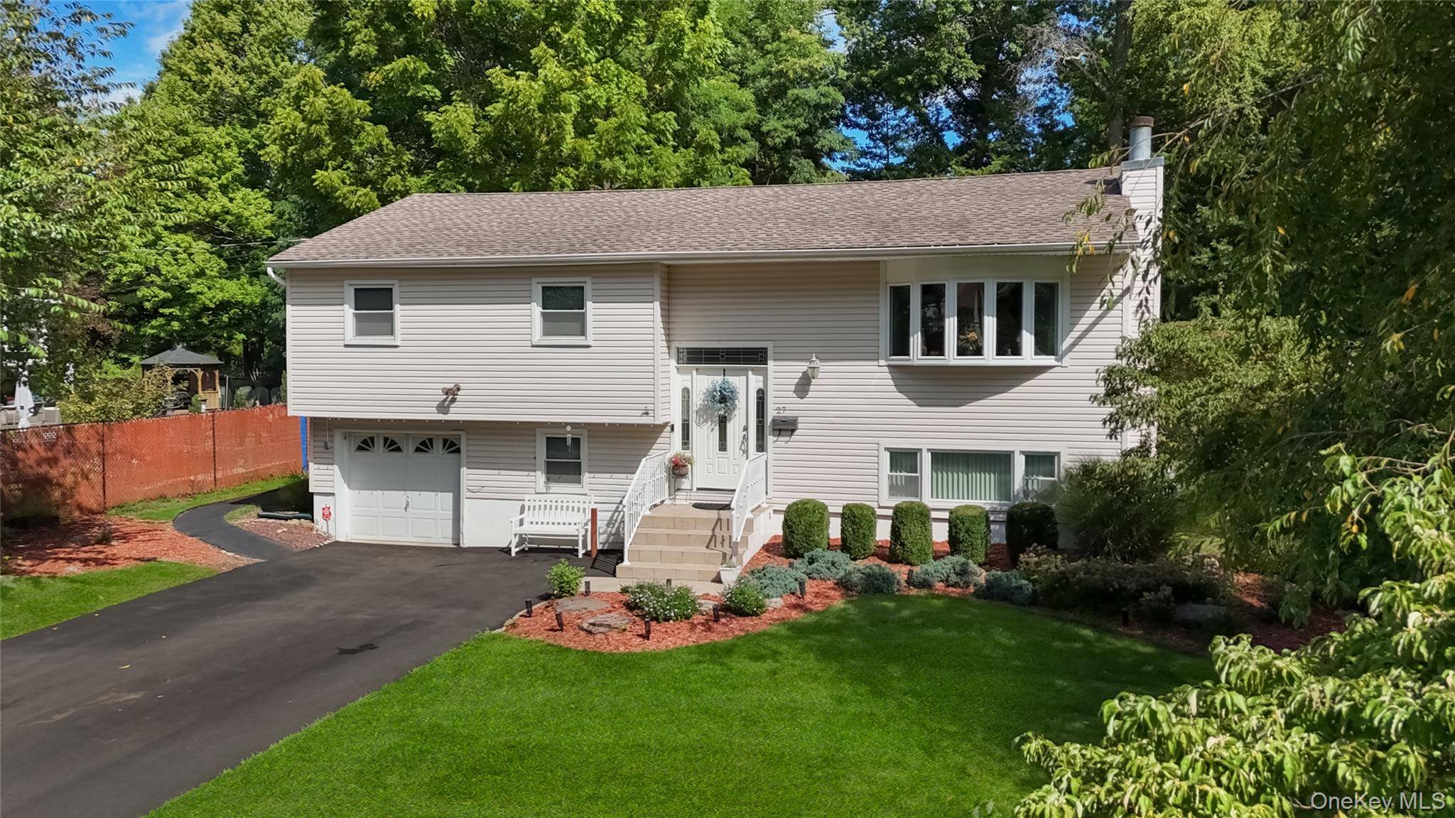 27 Will Rogers LN, Nanuet, NY 10954