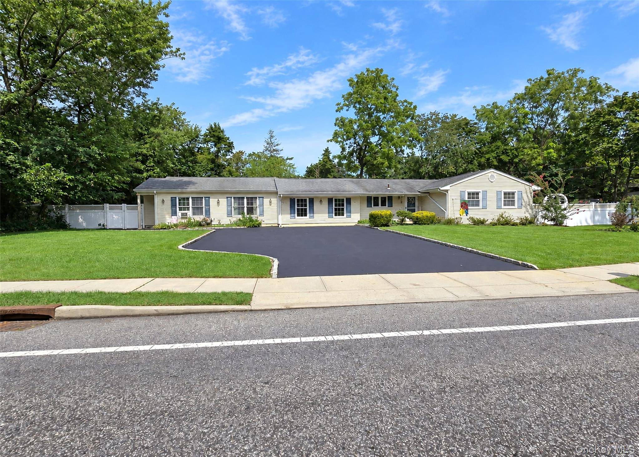 1 Lisa LN, Port Jefferson Station, NY 11776