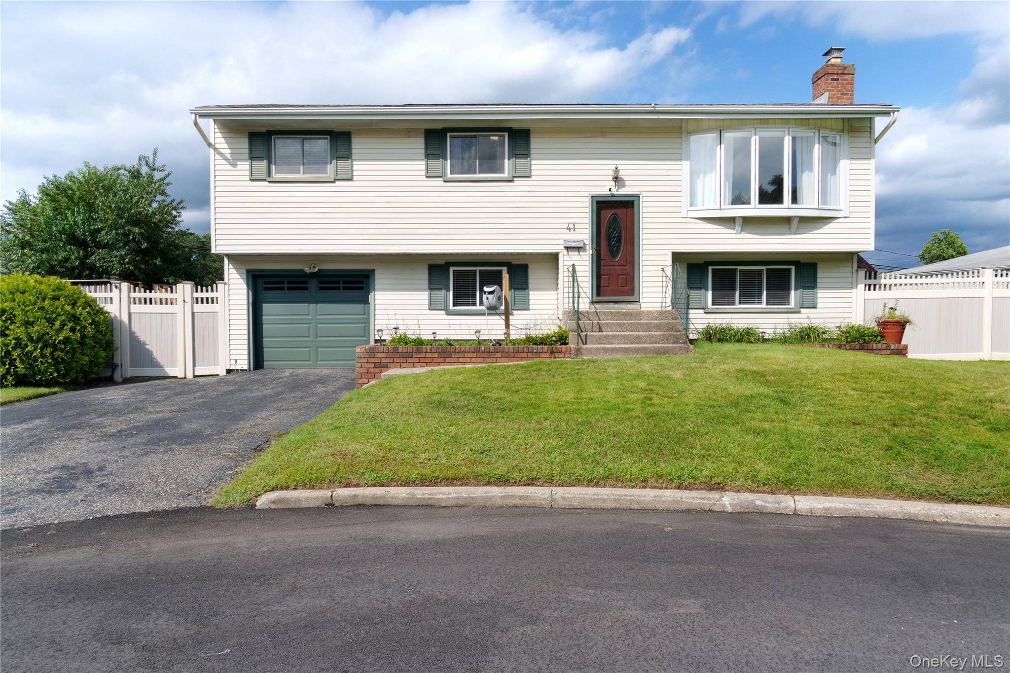 41 Richmond ST, Islip, NY 11751