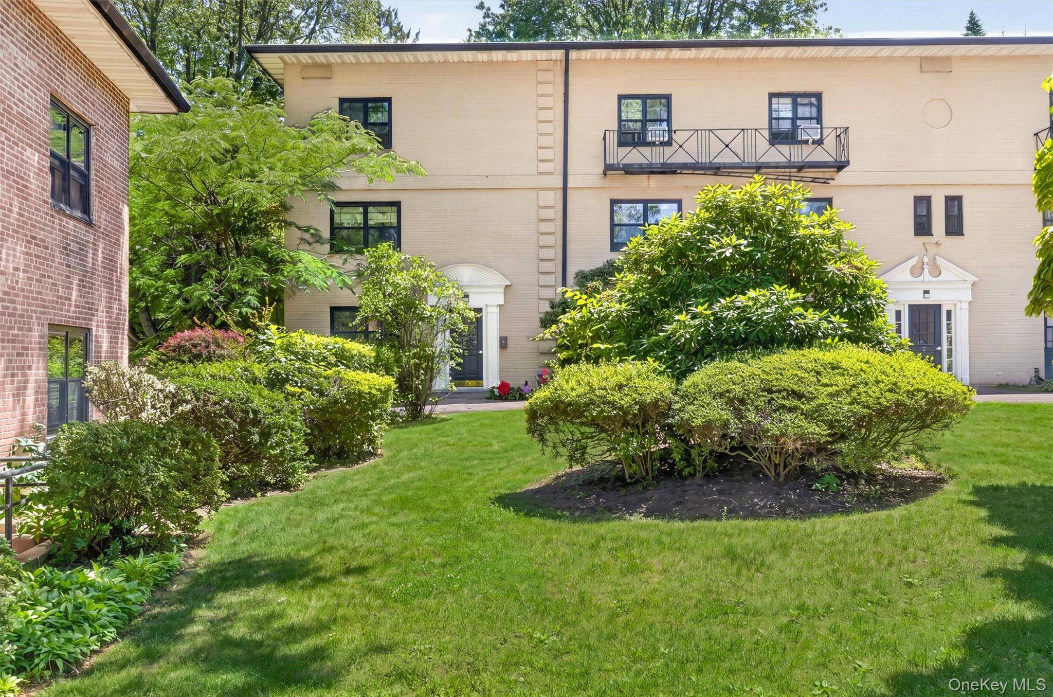 6 Manchester RD #2L, Eastchester, NY 10709