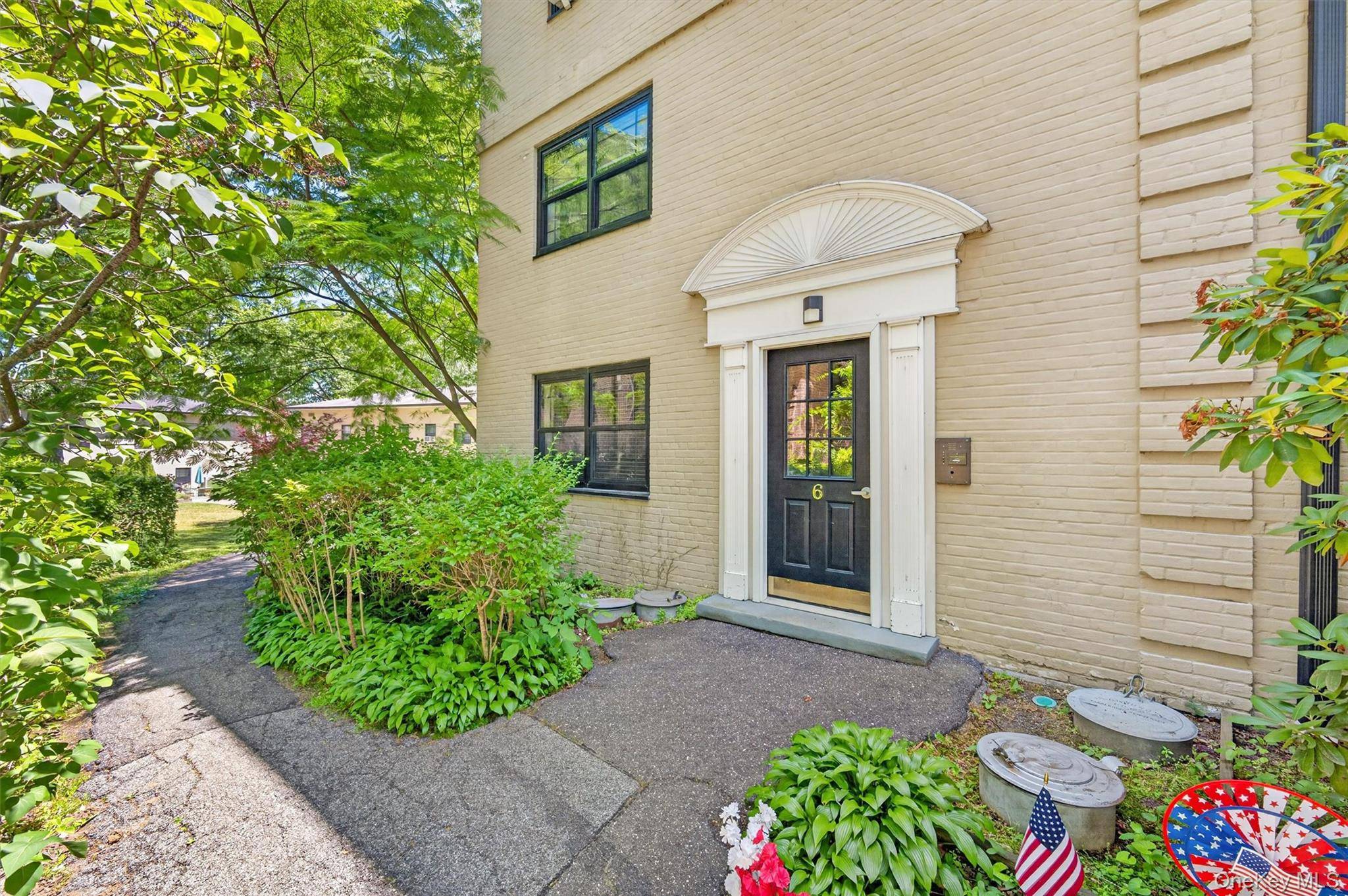 6 Manchester RD #2L, Eastchester, NY 10709
