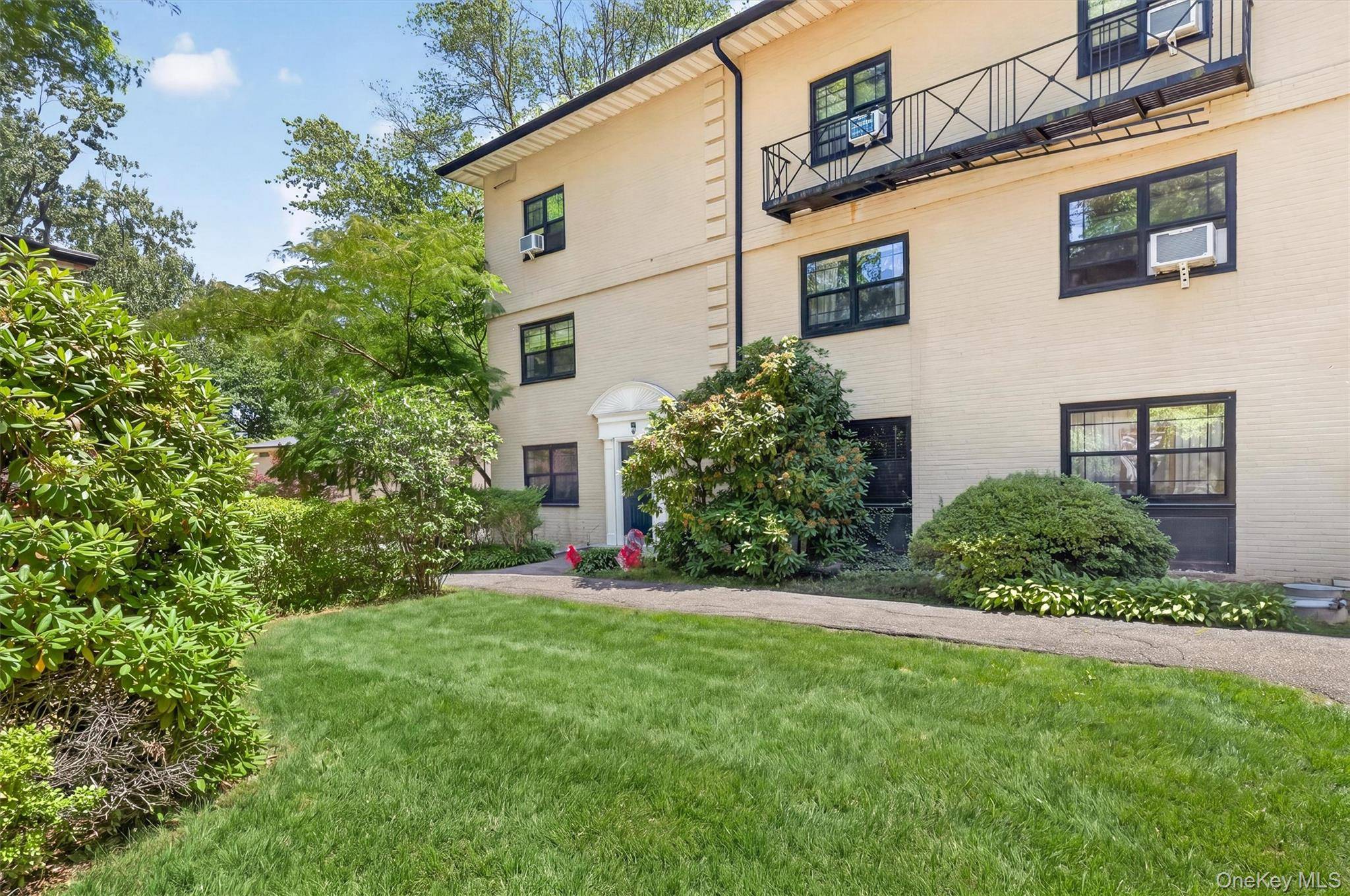 6 Manchester RD #2L, Eastchester, NY 10709