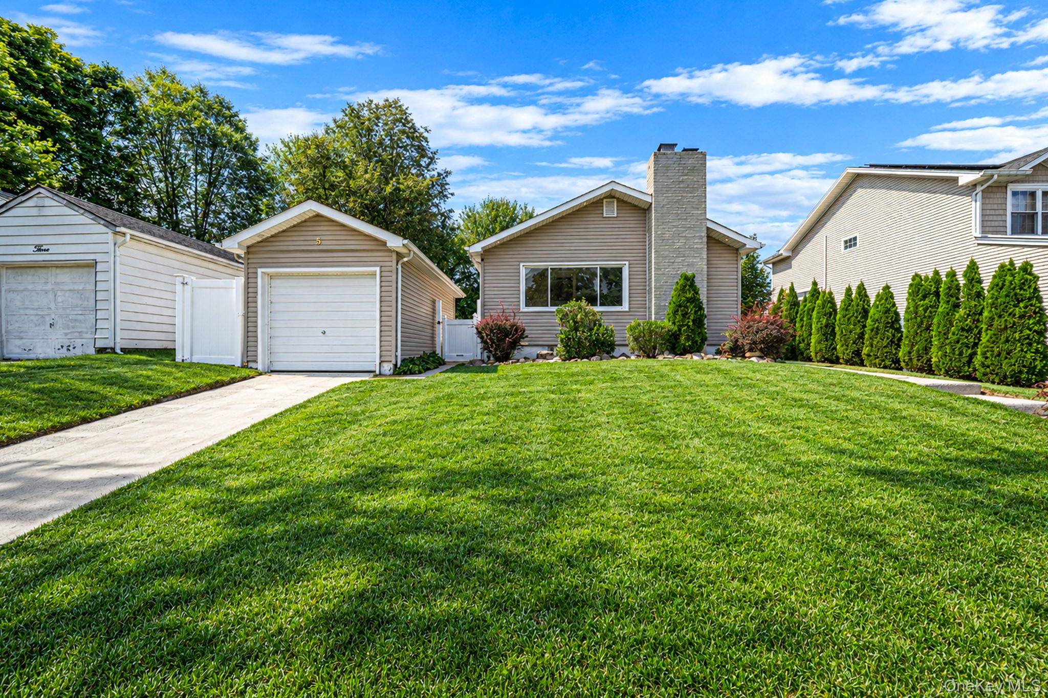5 Willets DR, Syosset, NY 11791