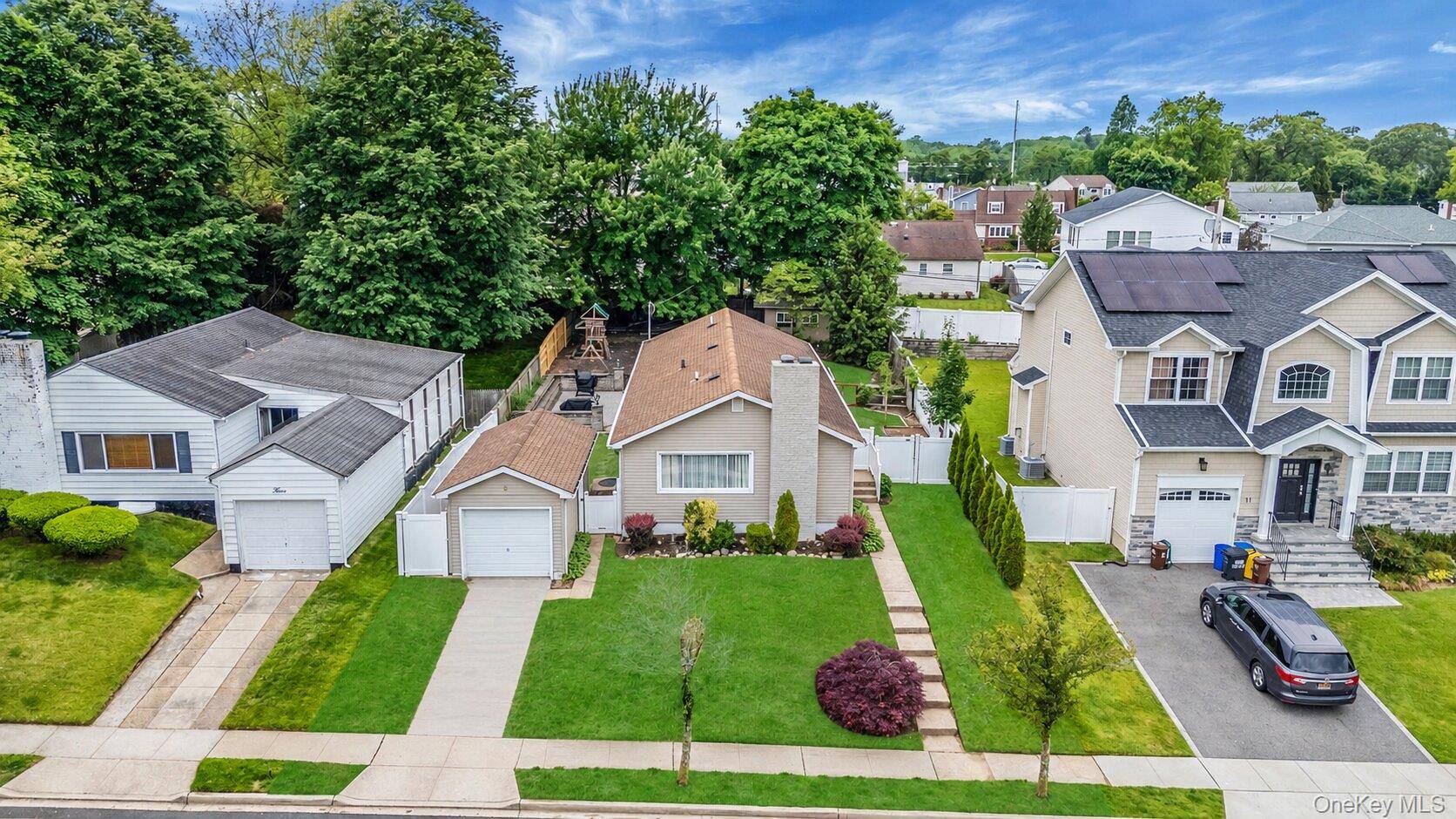 5 Willets DR, Syosset, NY 11791