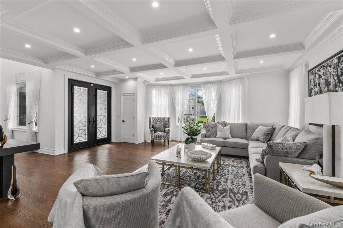 105 Woodhill LN, Manhasset, NY 11030