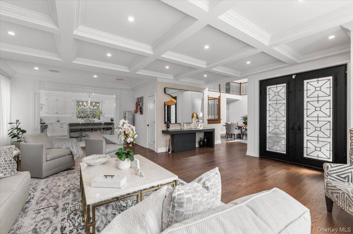 105 Woodhill LN, Manhasset, NY 11030