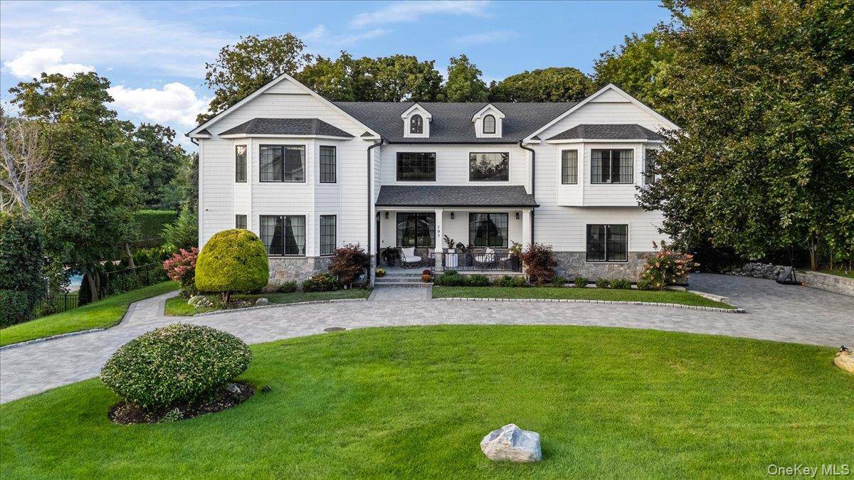 105 Woodhill LN, Manhasset, NY 11030