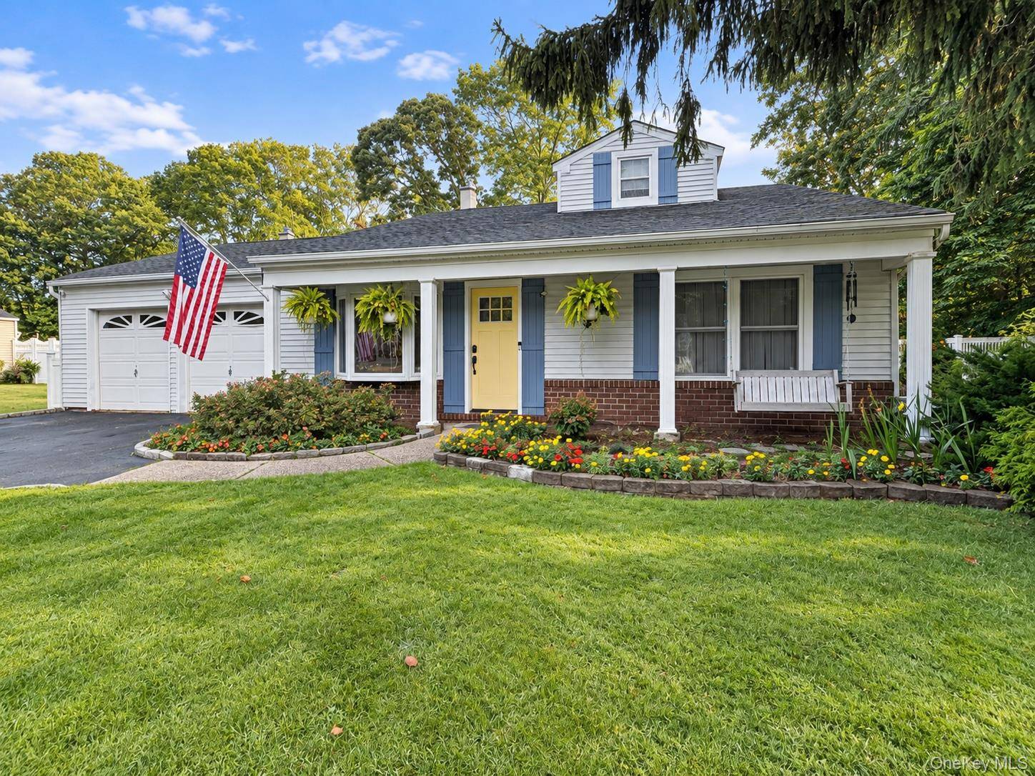 9 Sugarbush LN, Coram, NY 11727