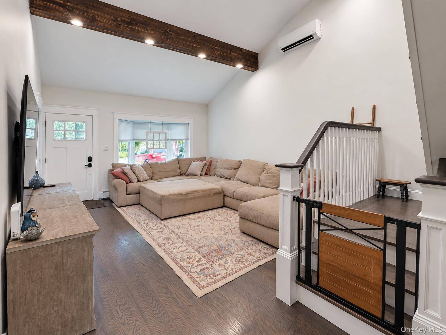 9 Sugarbush LN, Coram, NY 11727