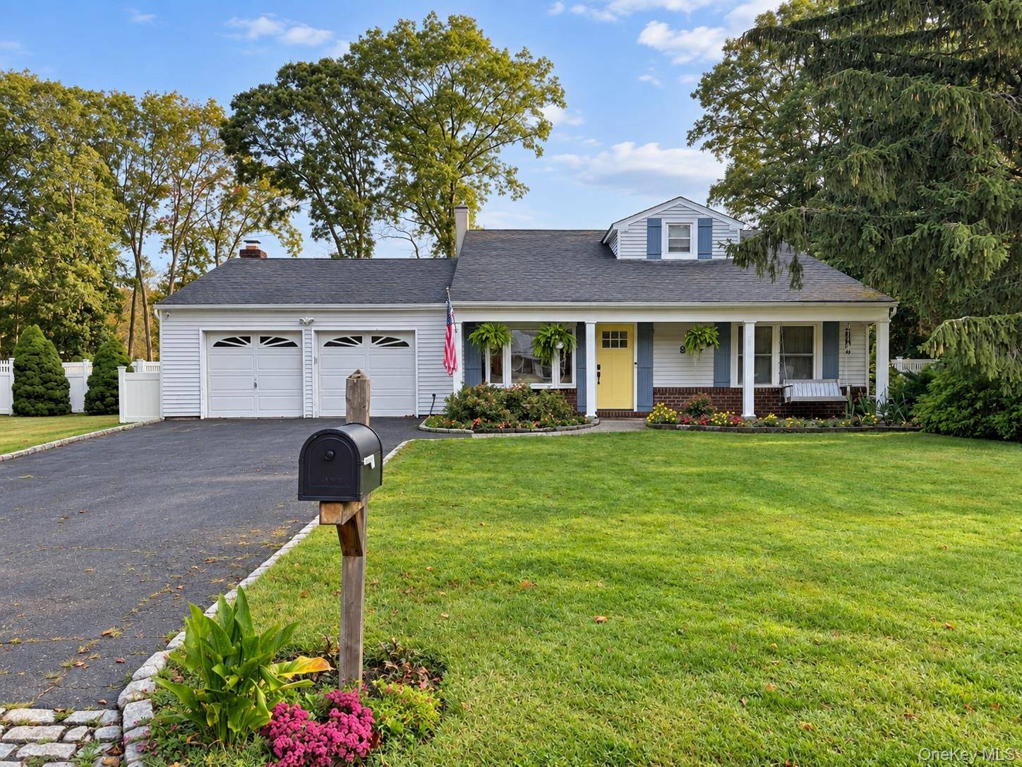 9 Sugarbush LN, Coram, NY 11727