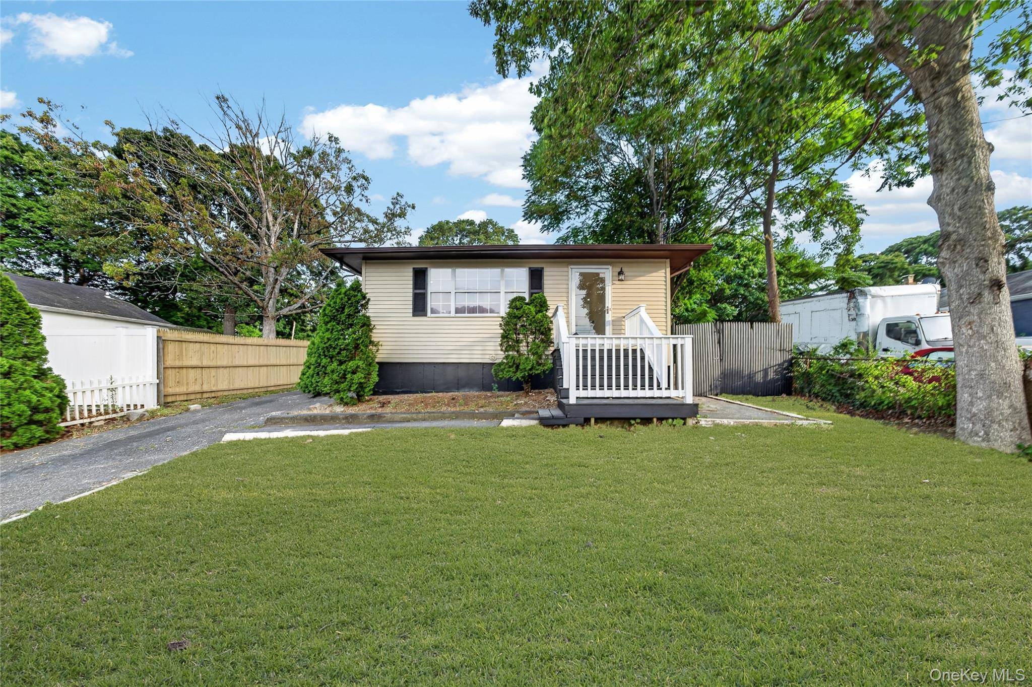 28 Roslyn AVE, Selden, NY 11784