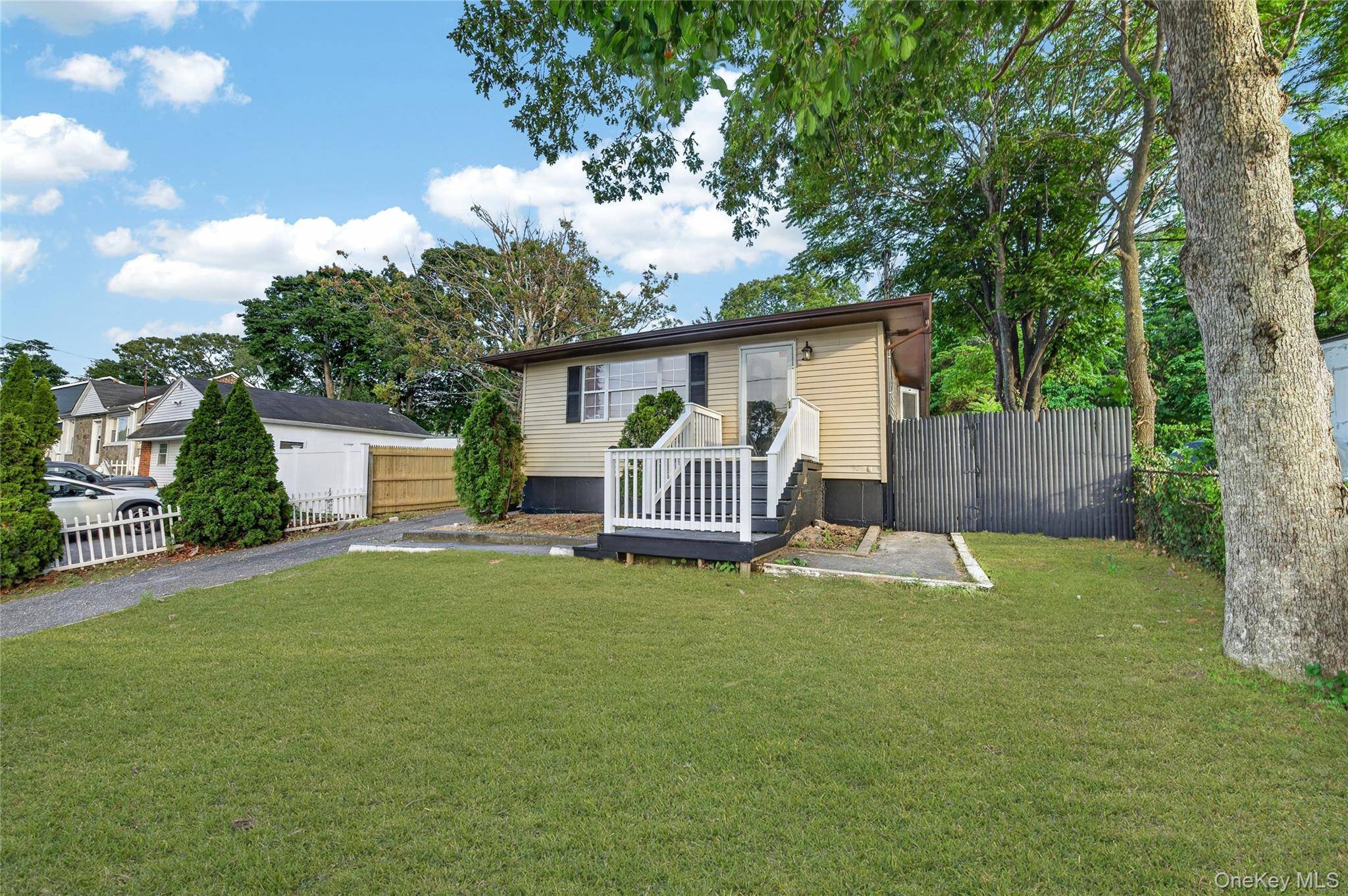 28 Roslyn AVE, Selden, NY 11784