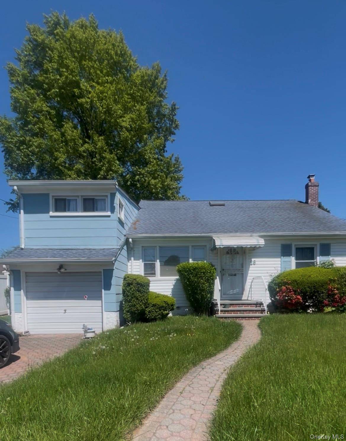 16 Barrington ST, Westbury, NY 11590