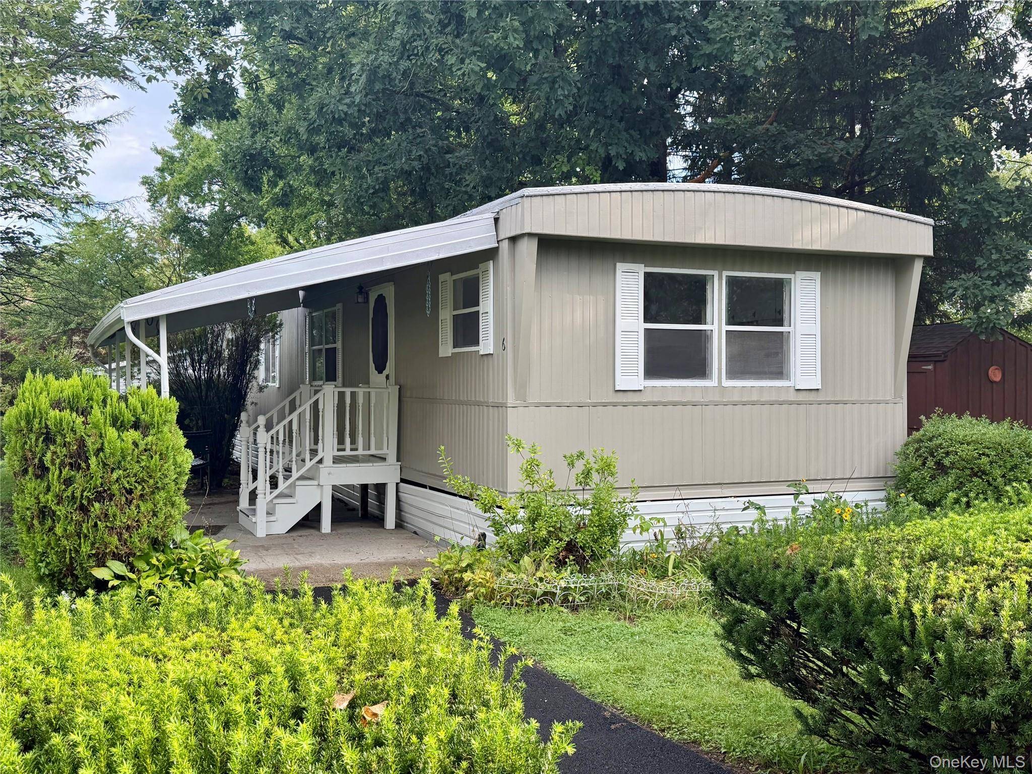 6 Oahu LN, New Paltz, NY 12561