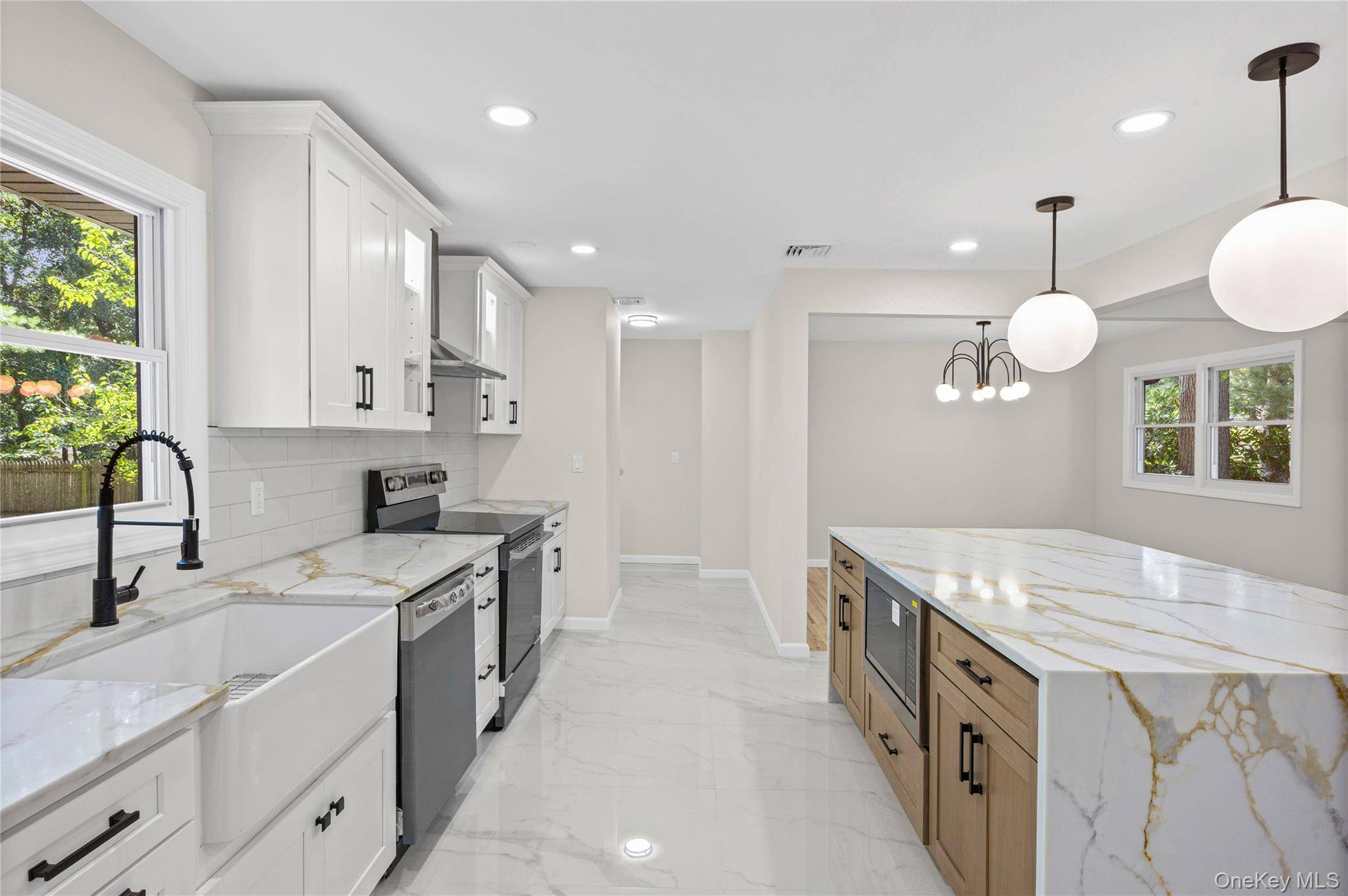14 Camelot LN, East Setauket, NY 11733