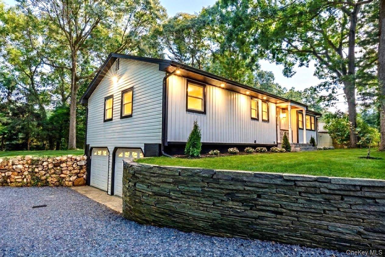 14 Camelot LN, East Setauket, NY 11733