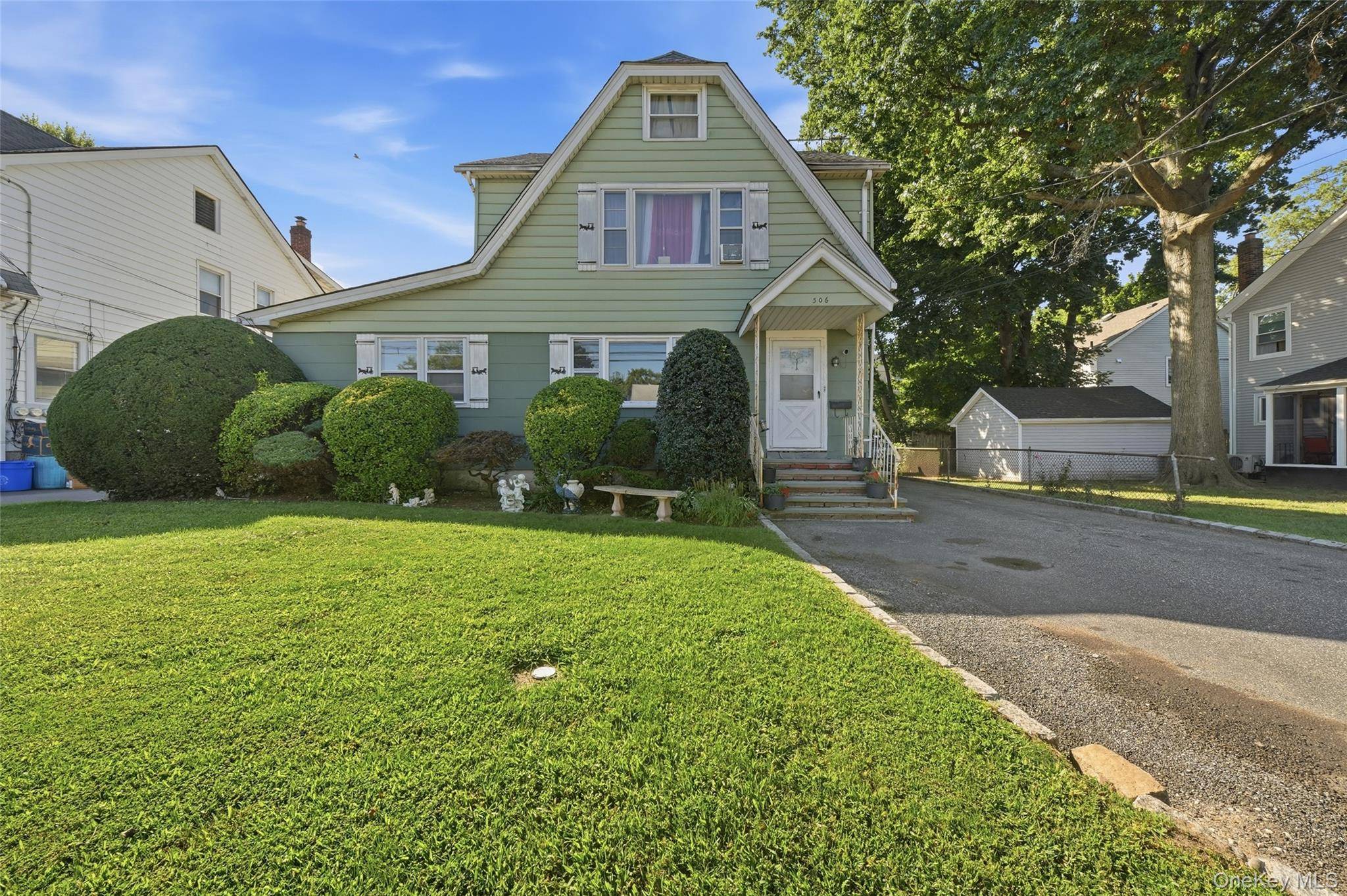 506 Whittier ST, Westbury, NY 11590