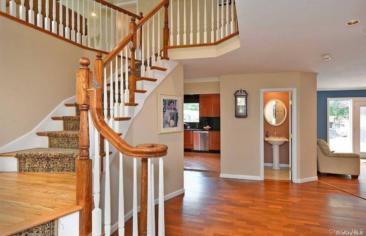 25 Bagatelle RD, Dix Hills, NY 11746