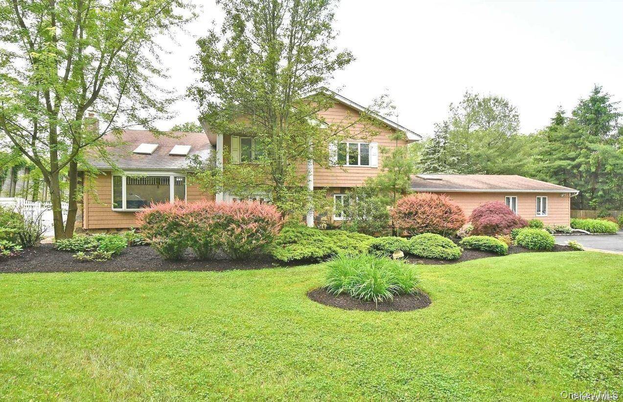 25 Bagatelle RD, Dix Hills, NY 11746