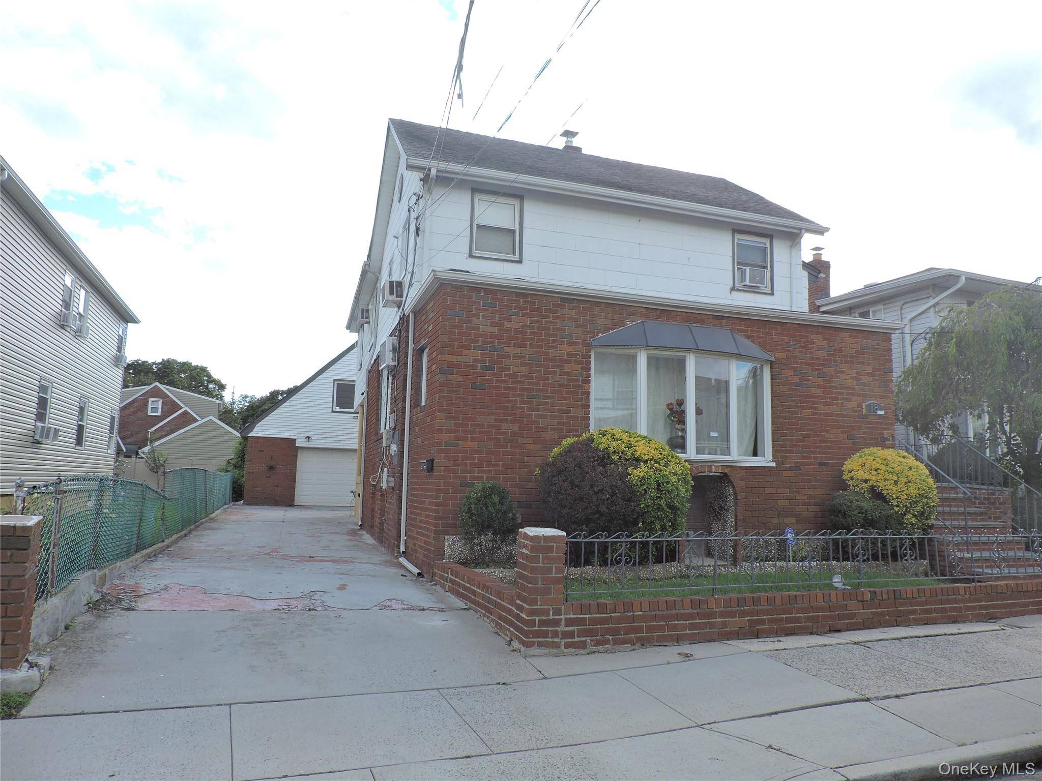 18 Leach ST, Lynbrook, NY 11563