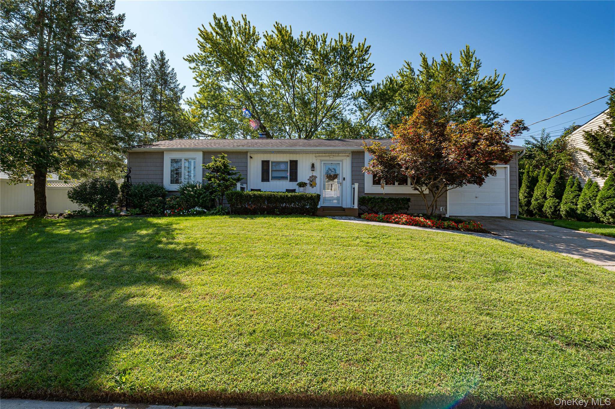 10 Stonehurst CIR, Centereach, NY 11720