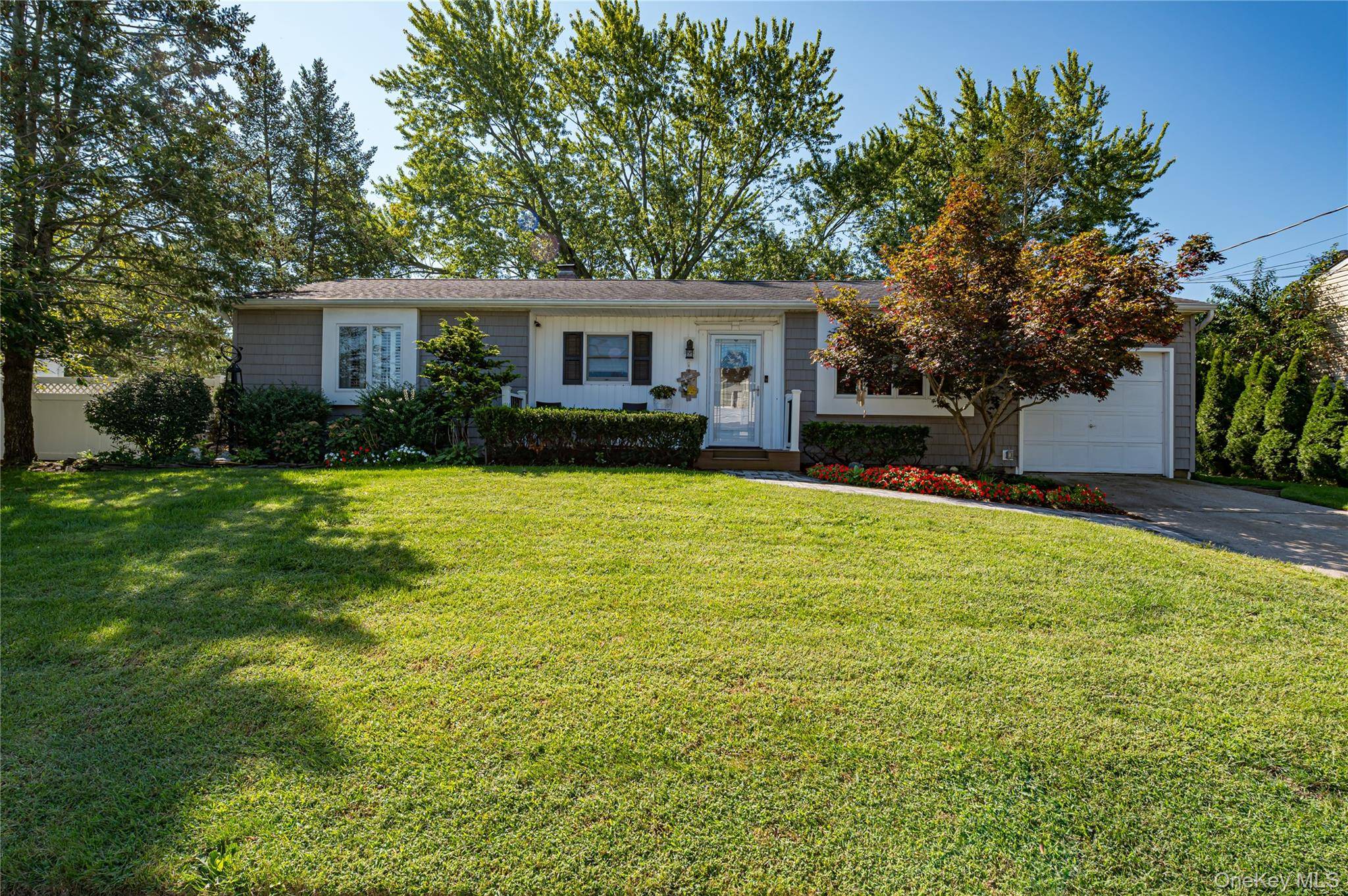 10 Stonehurst CIR, Centereach, NY 11720