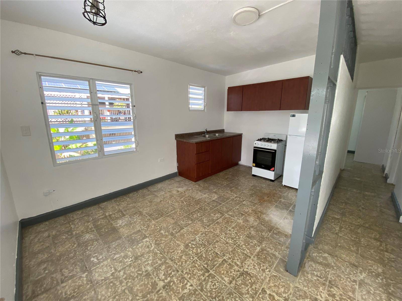 AO - 28 interior URB REPARTO VALENCIA, Bayamon, PR 00958