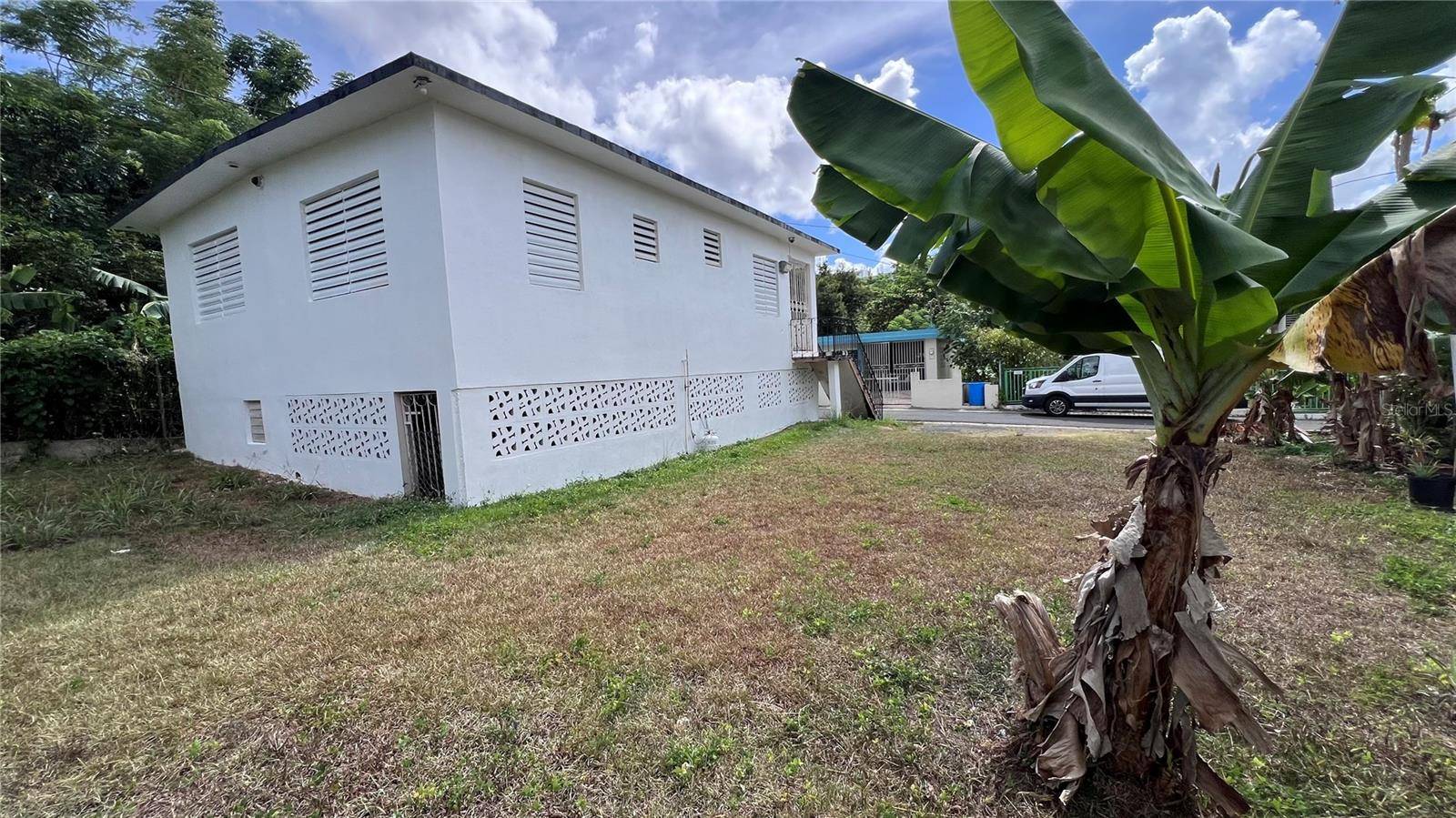 AO - 28 interior URB REPARTO VALENCIA, Bayamon, PR 00958