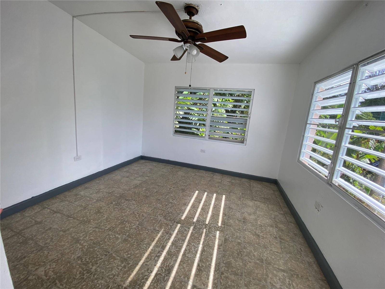 AO - 28 interior URB REPARTO VALENCIA, Bayamon, PR 00958