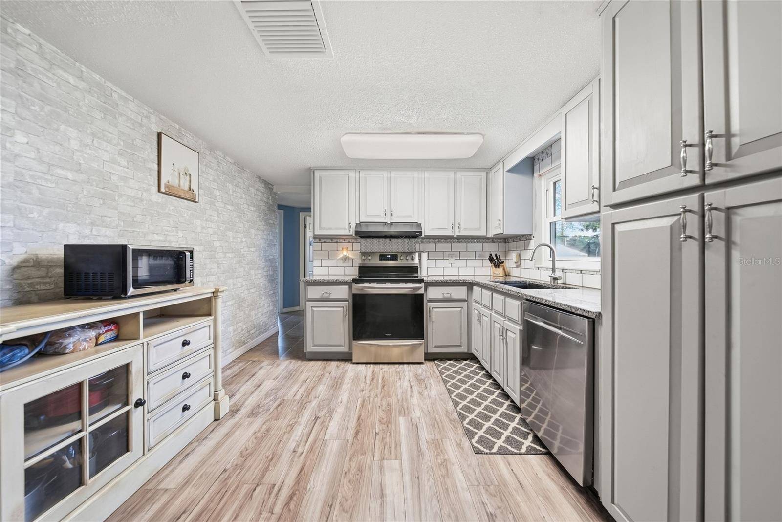 37421 LAYTON RD, Dade City, FL 33525