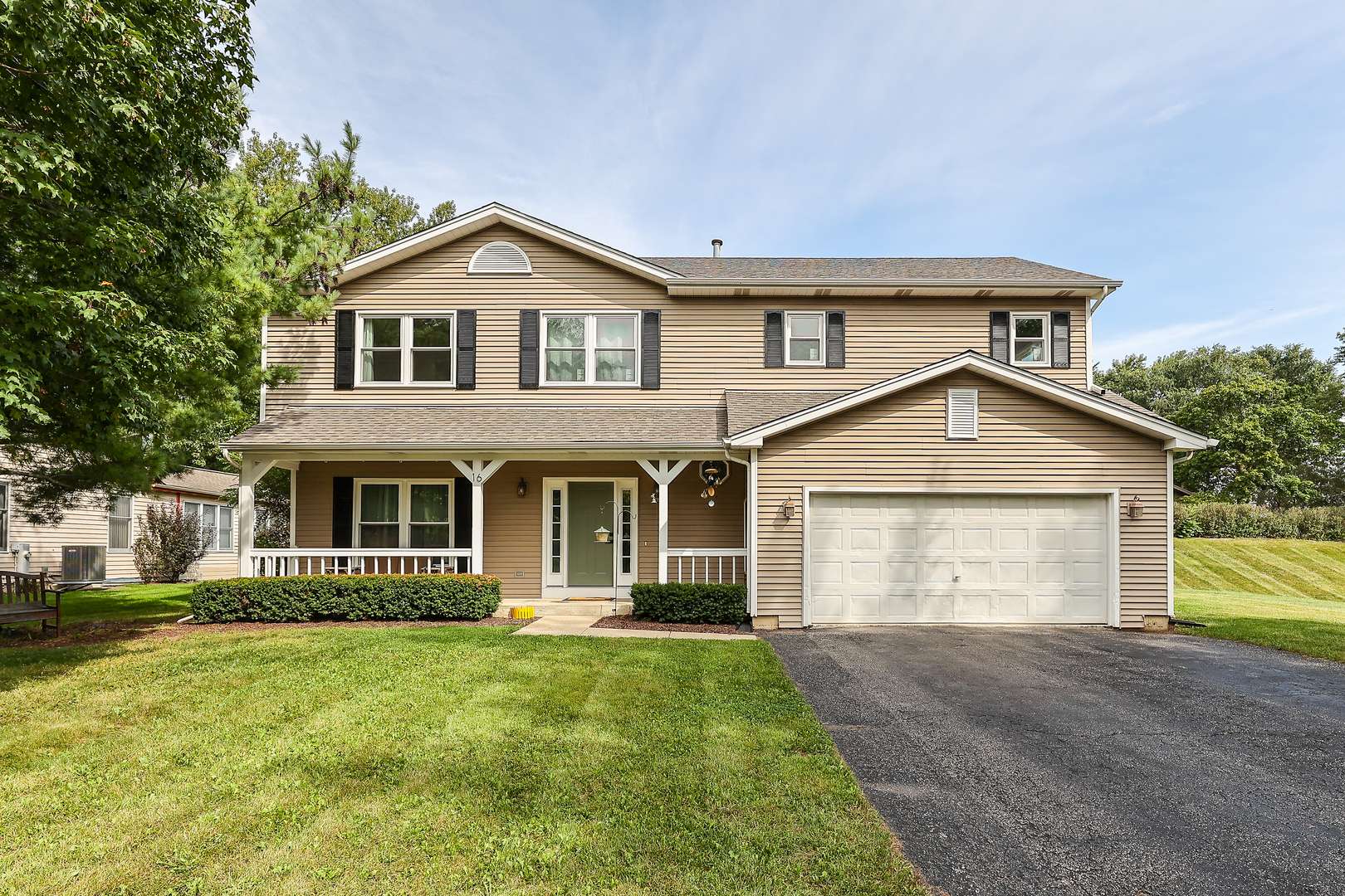 16 Crystal Ridge DR, Crystal Lake, IL 60012