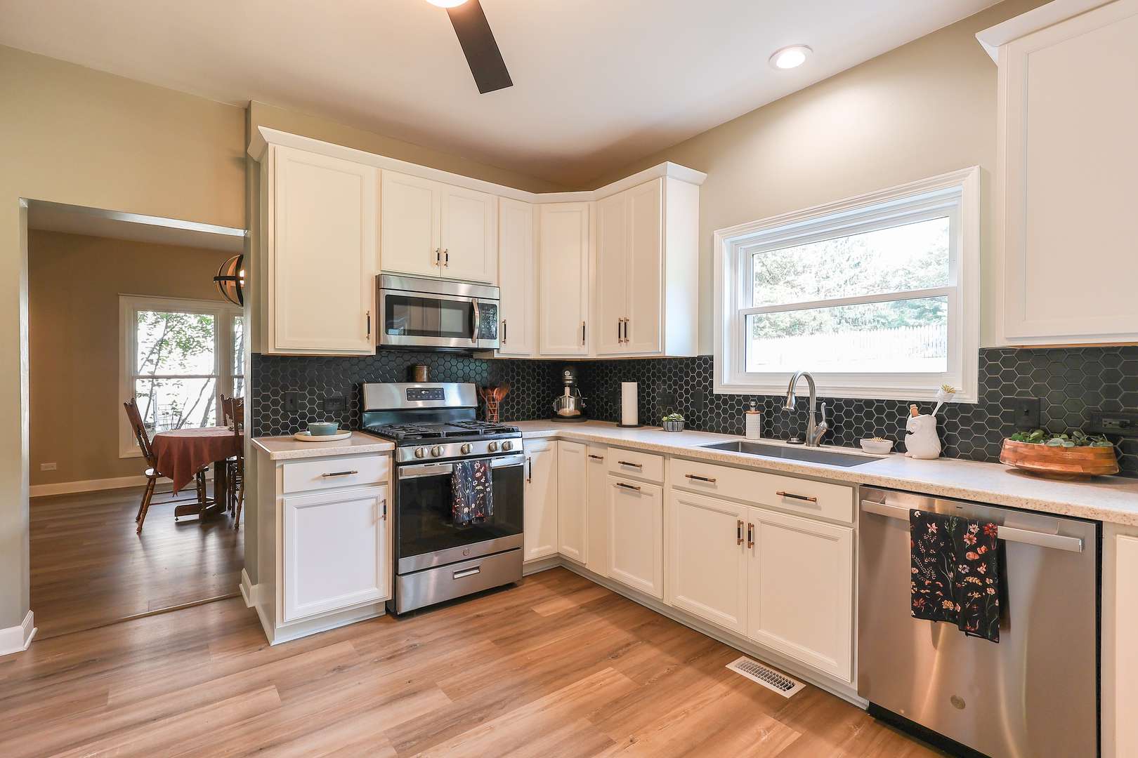 16 Crystal Ridge DR, Crystal Lake, IL 60012