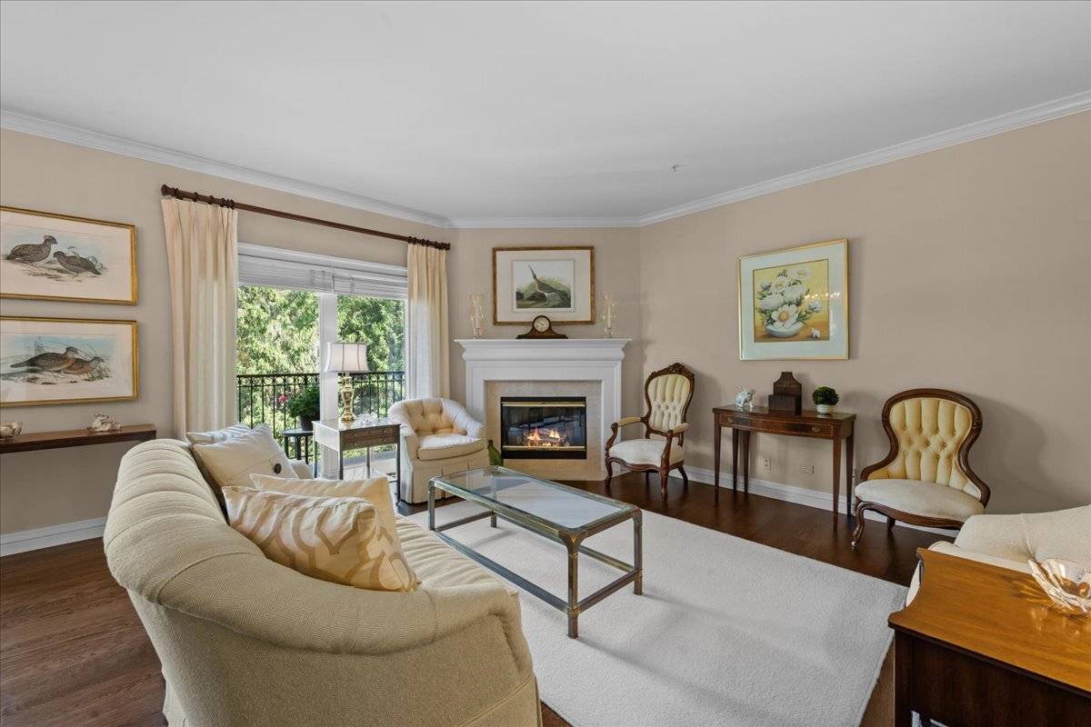 153 E Laurel AVE #202, Lake Forest, IL 60045