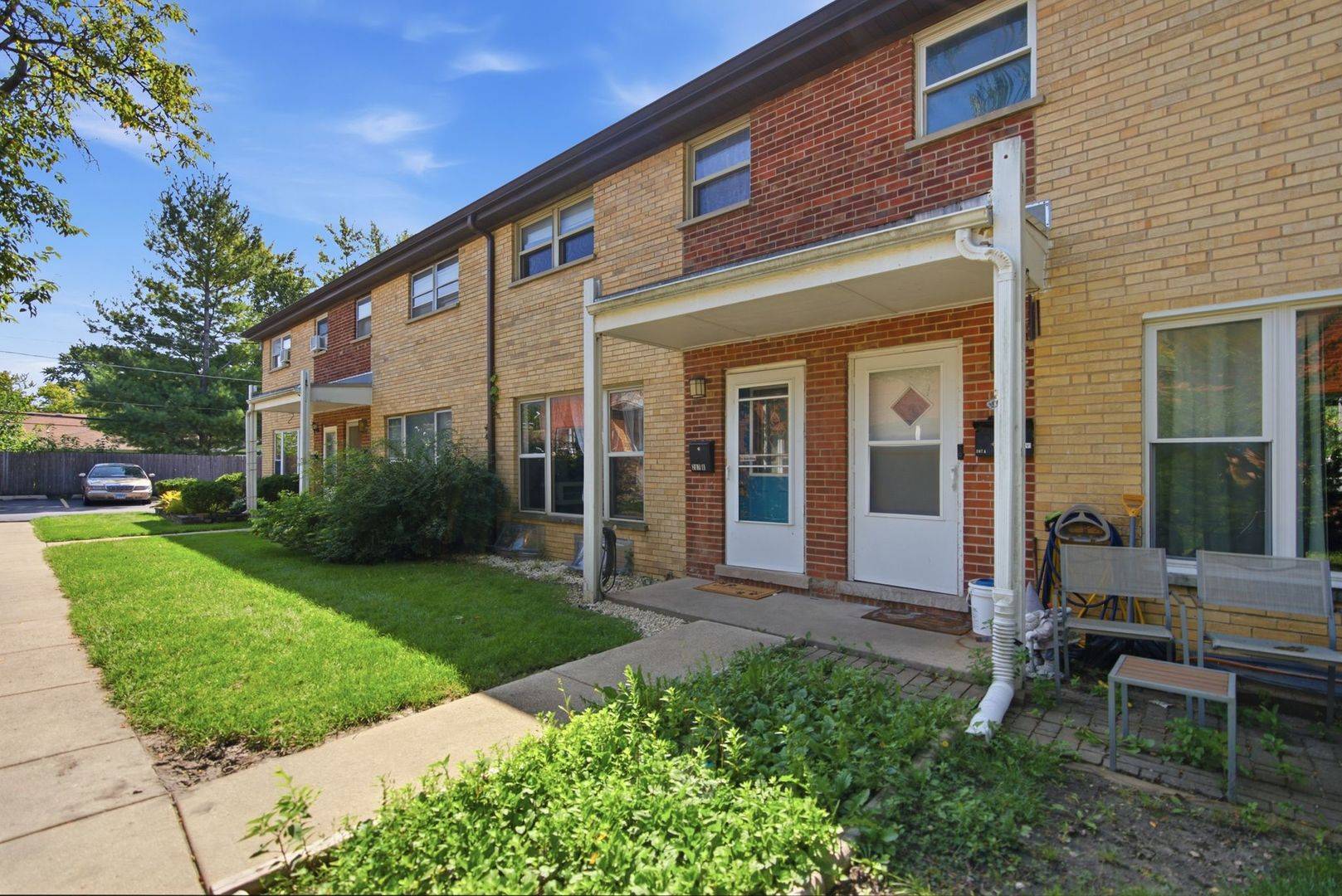 207 Linn CT #B, North Aurora, IL 60542