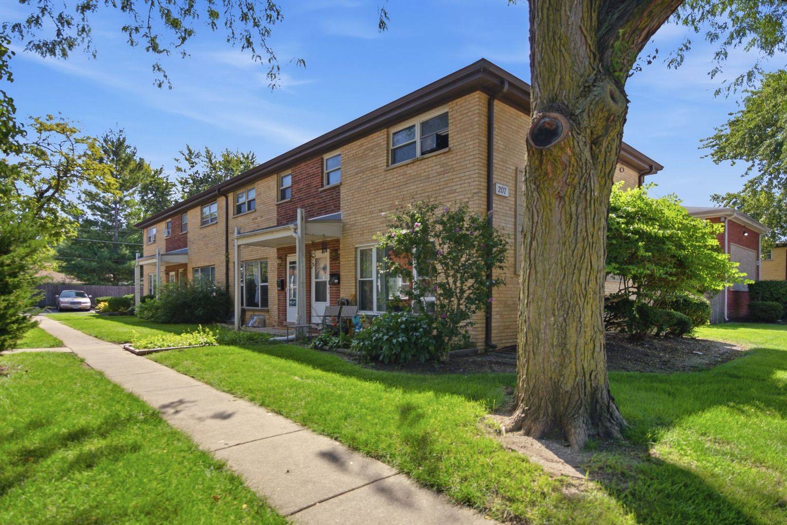 207 Linn CT #B, North Aurora, IL 60542