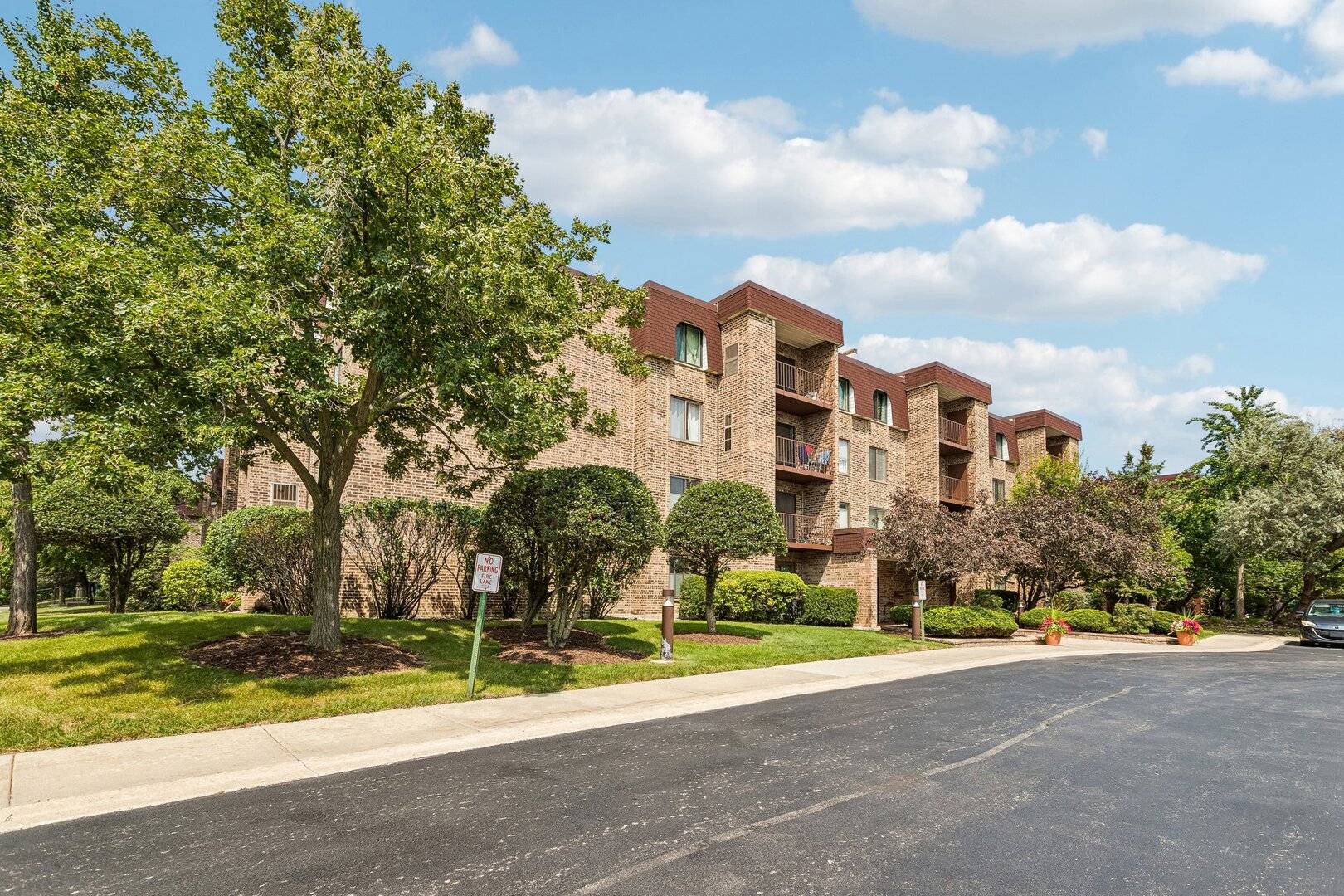 2100 Valencia DR #215B, Northbrook, IL 60062