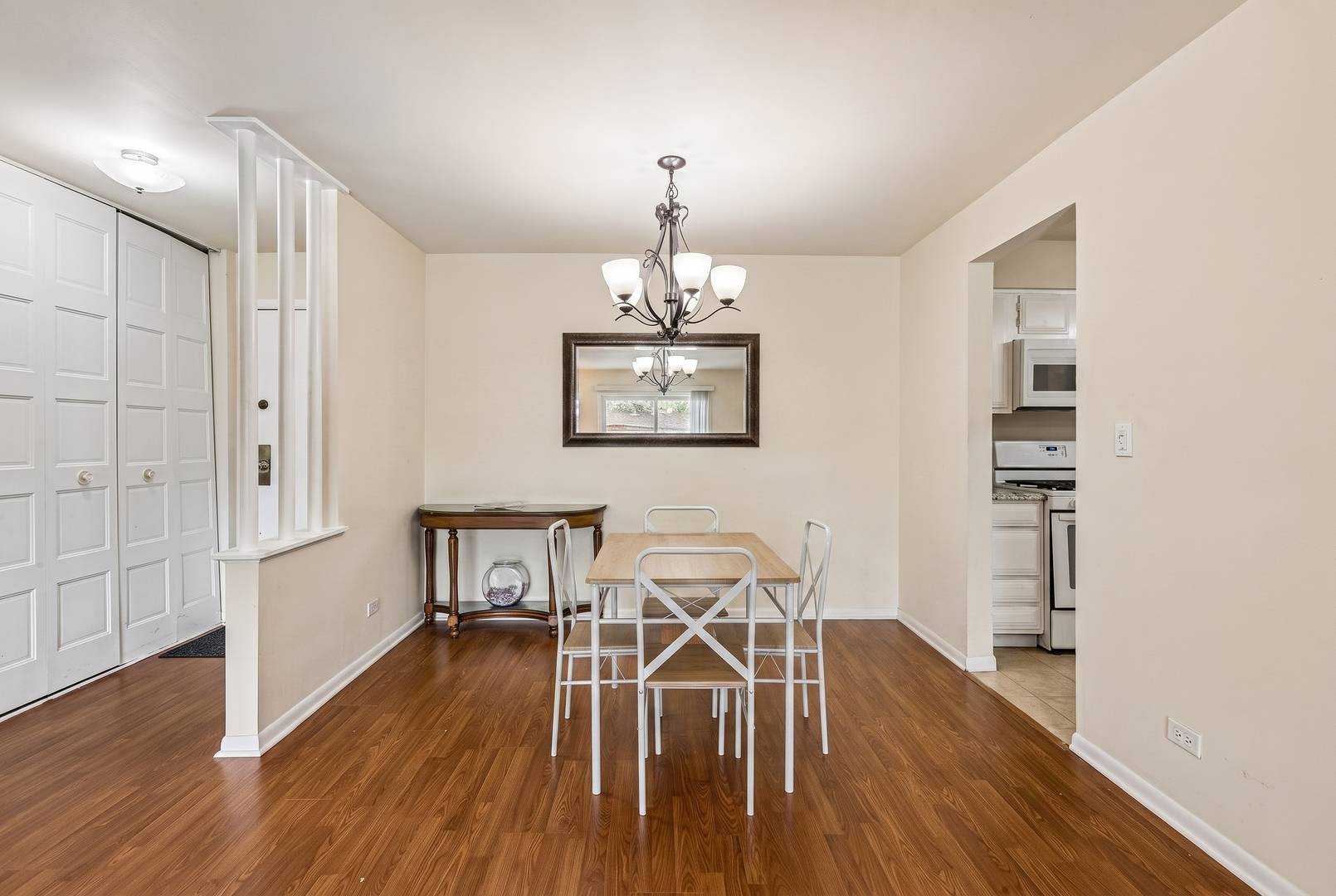 2100 Valencia DR #215B, Northbrook, IL 60062
